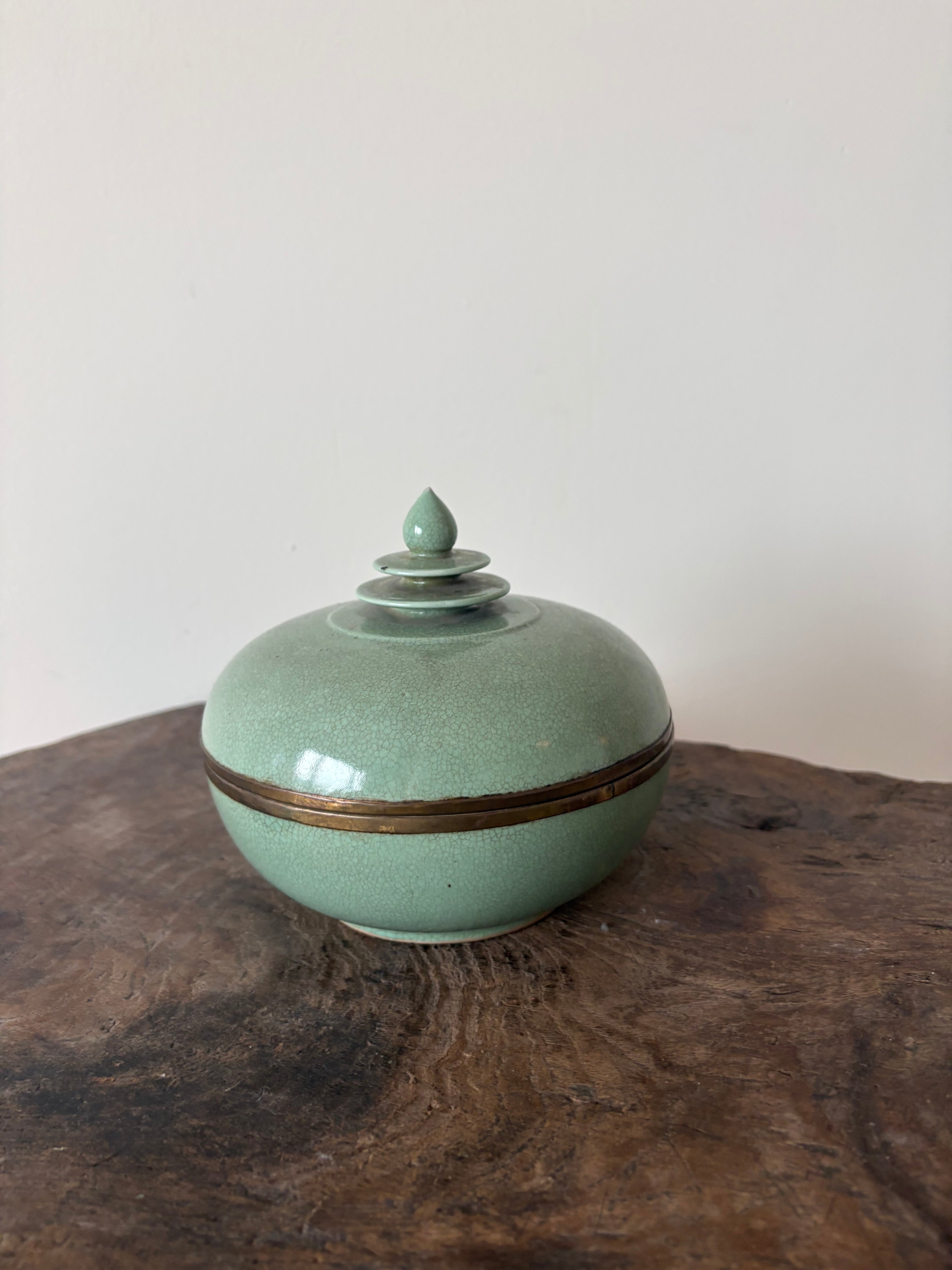 Mooie oude jade achtige blauw groene keramische pot met elegante deksel