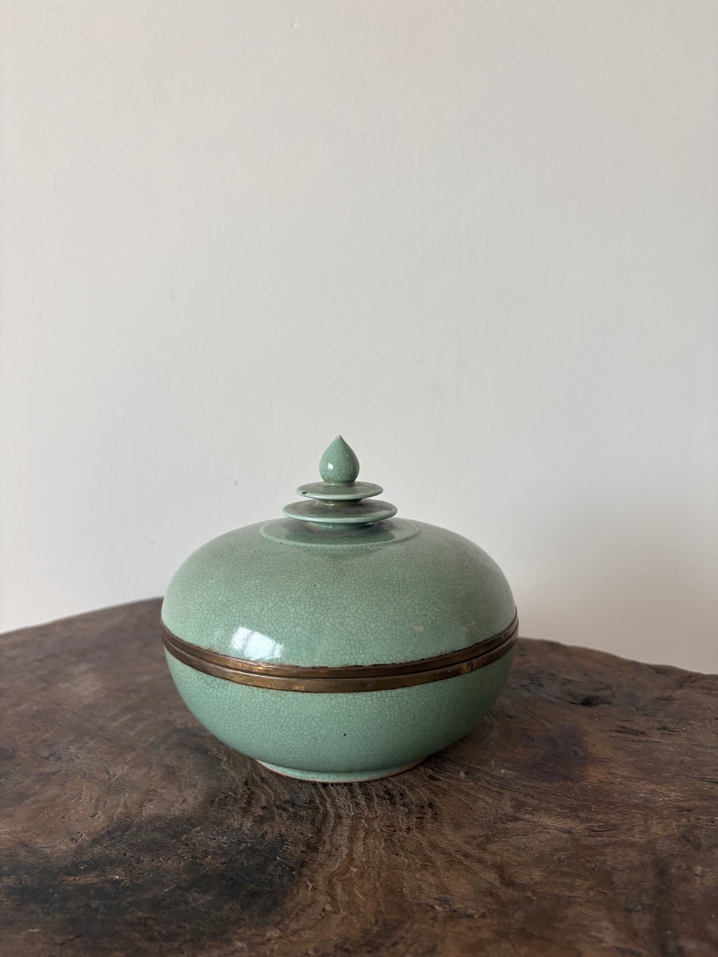 Mooie oude jade achtige blauw groene keramische pot met elegante deksel