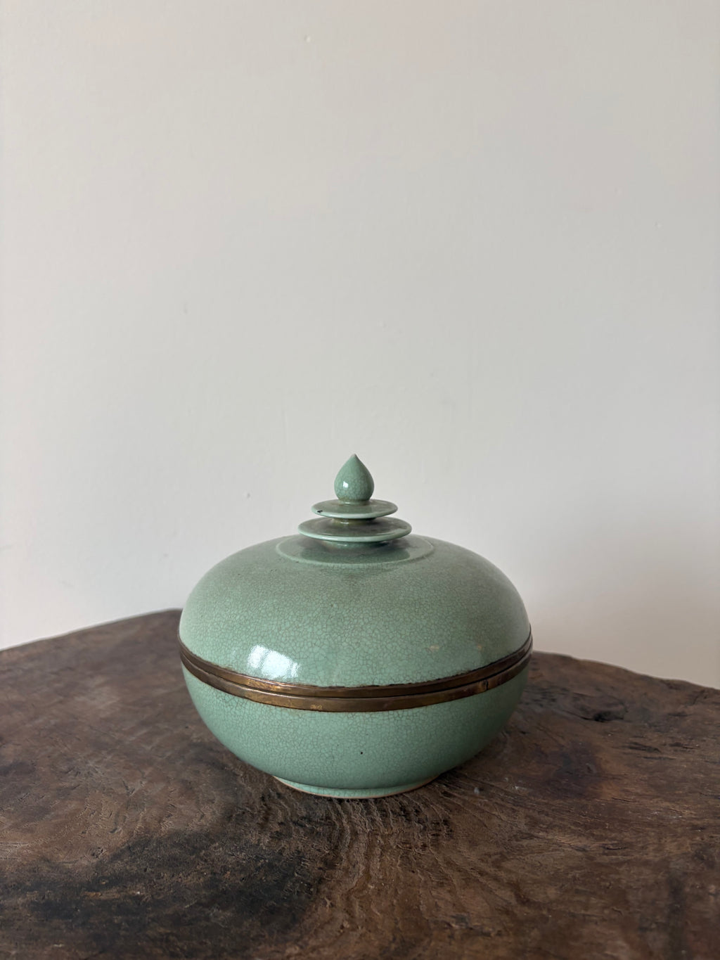 Mooie oude jade achtige blauw groene keramische pot met elegante deksel