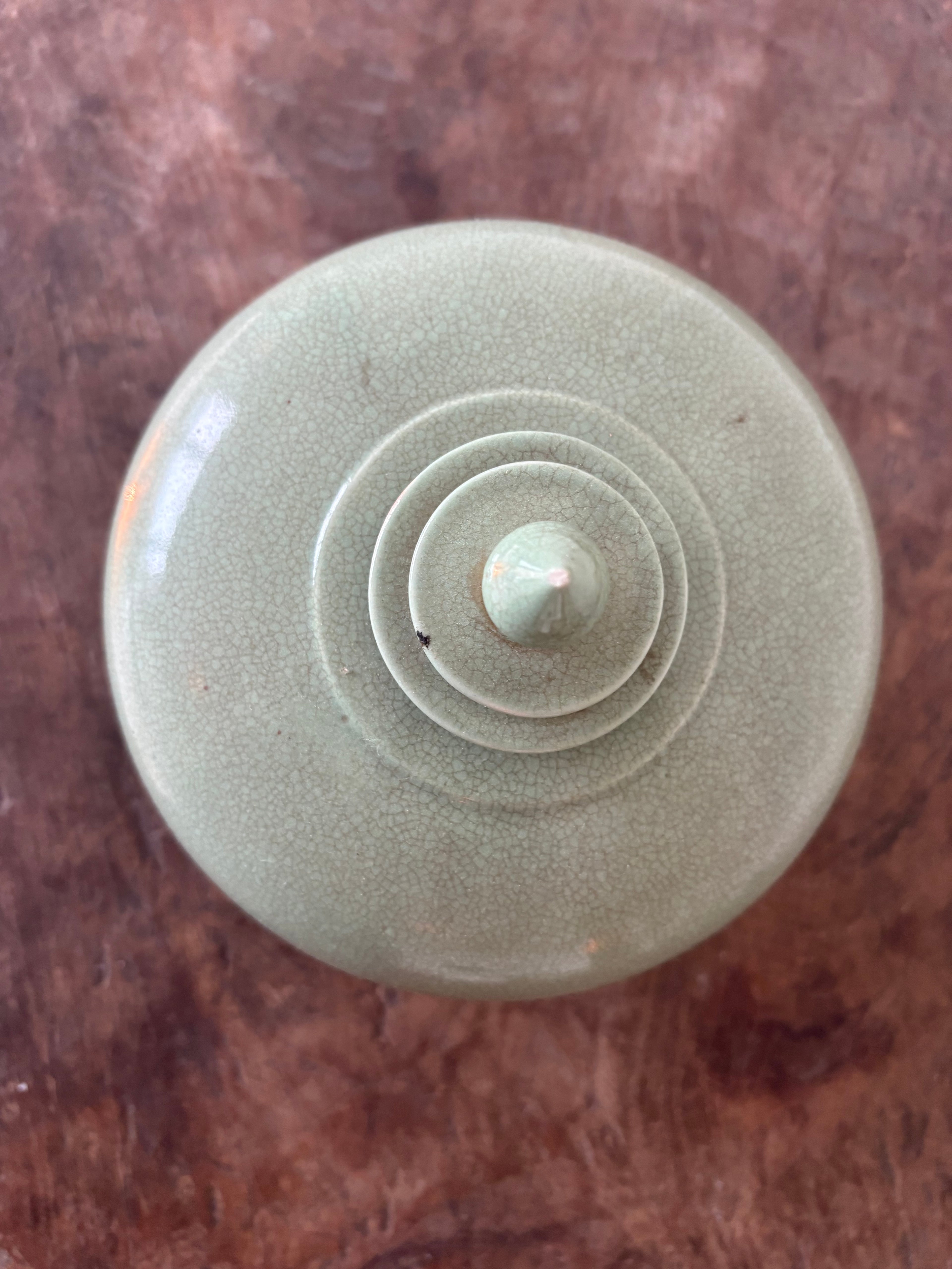 Mooie oude jade achtige blauw groene keramische pot met elegante deksel