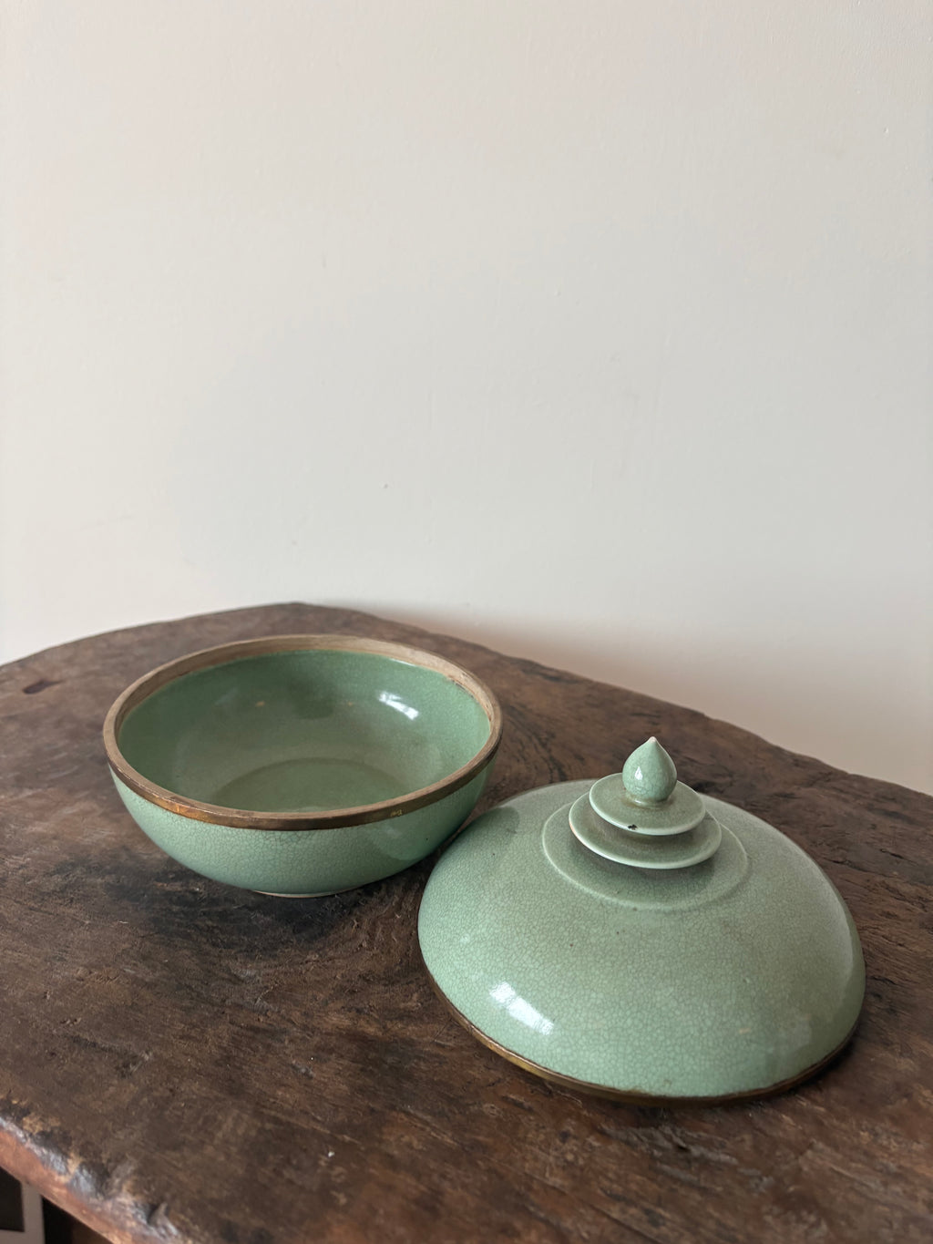 Mooie oude jade achtige blauw groene keramische pot met elegante deksel