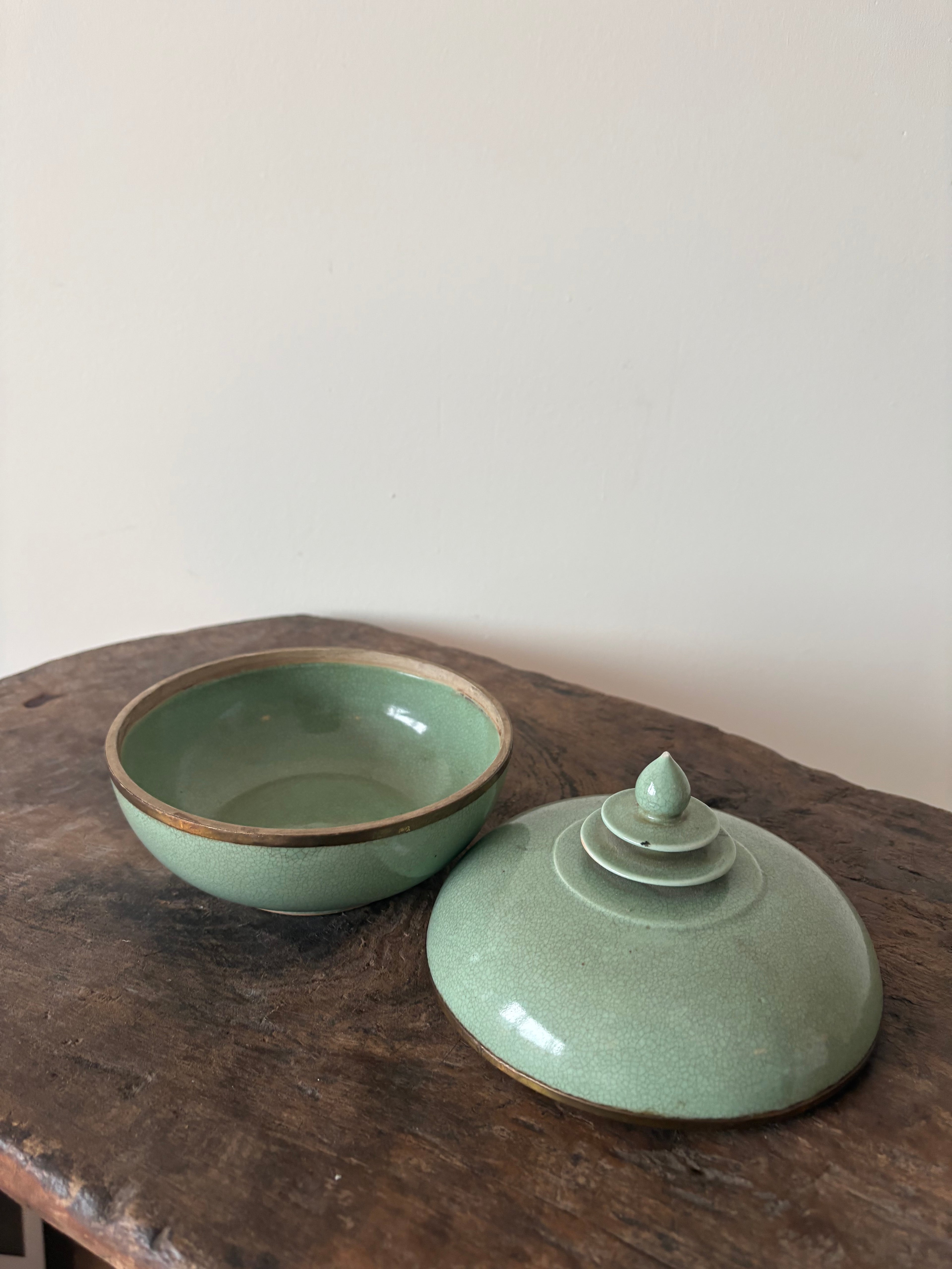Mooie oude jade achtige blauw groene keramische pot met elegante deksel