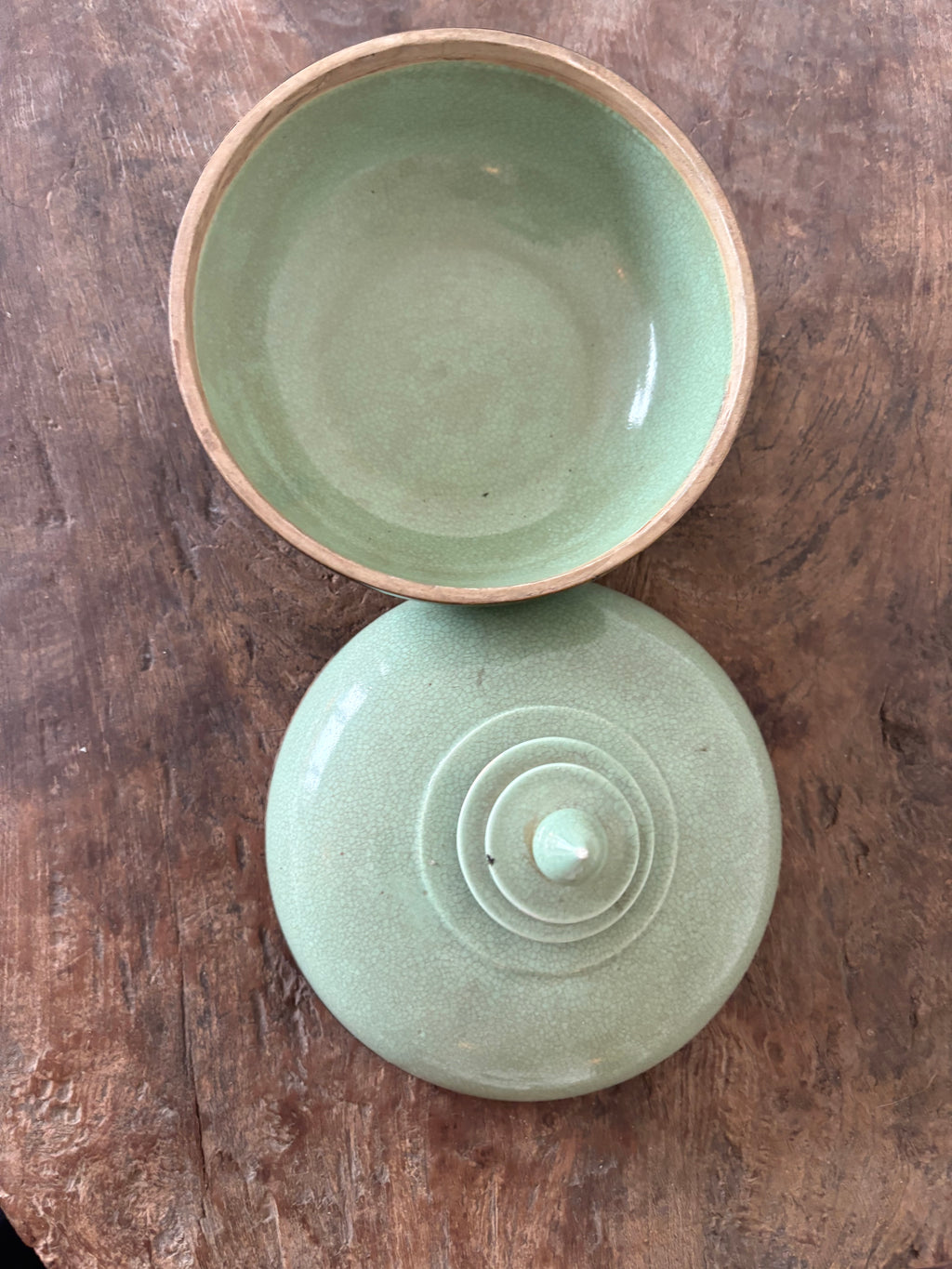 Mooie oude jade achtige blauw groene keramische pot met elegante deksel