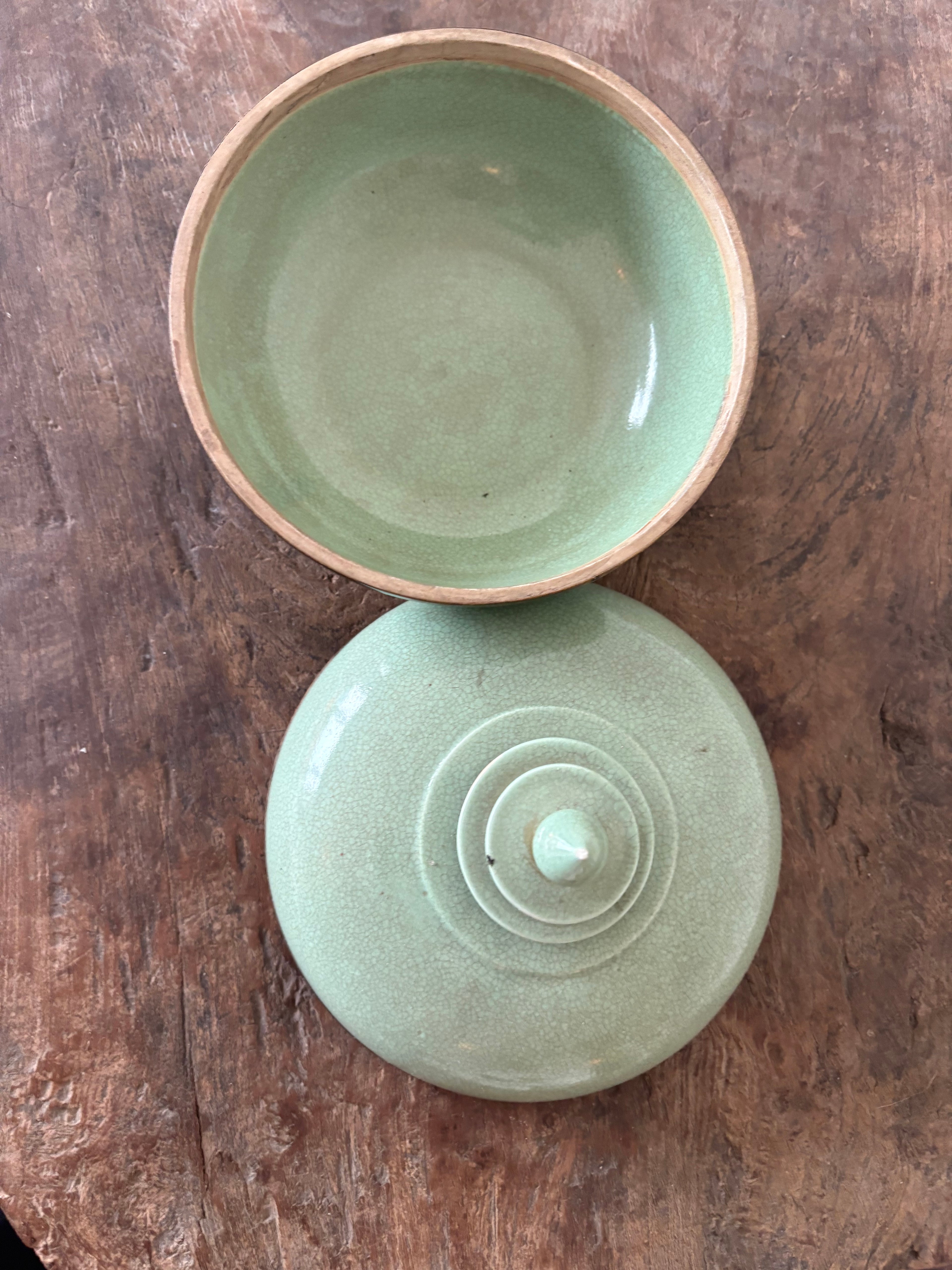 Mooie oude jade achtige blauw groene keramische pot met elegante deksel