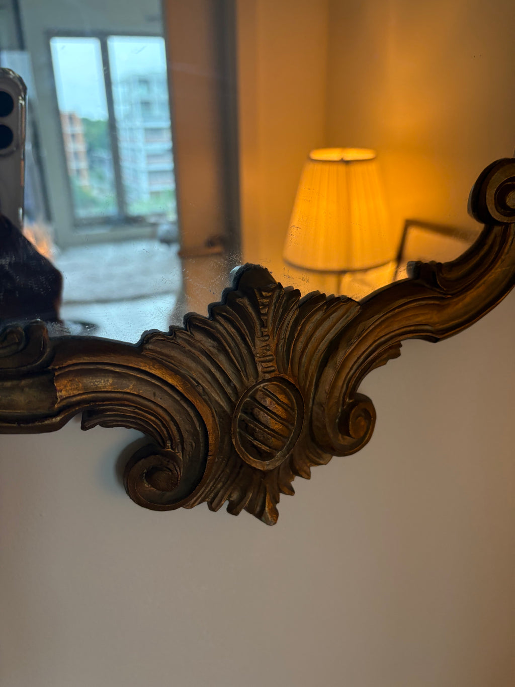 Prachtige oude wandspiegel, barokstijl met goudkleurige gekrulde rand