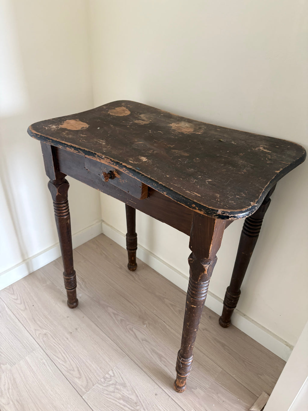 antieke houten sidetable met lade