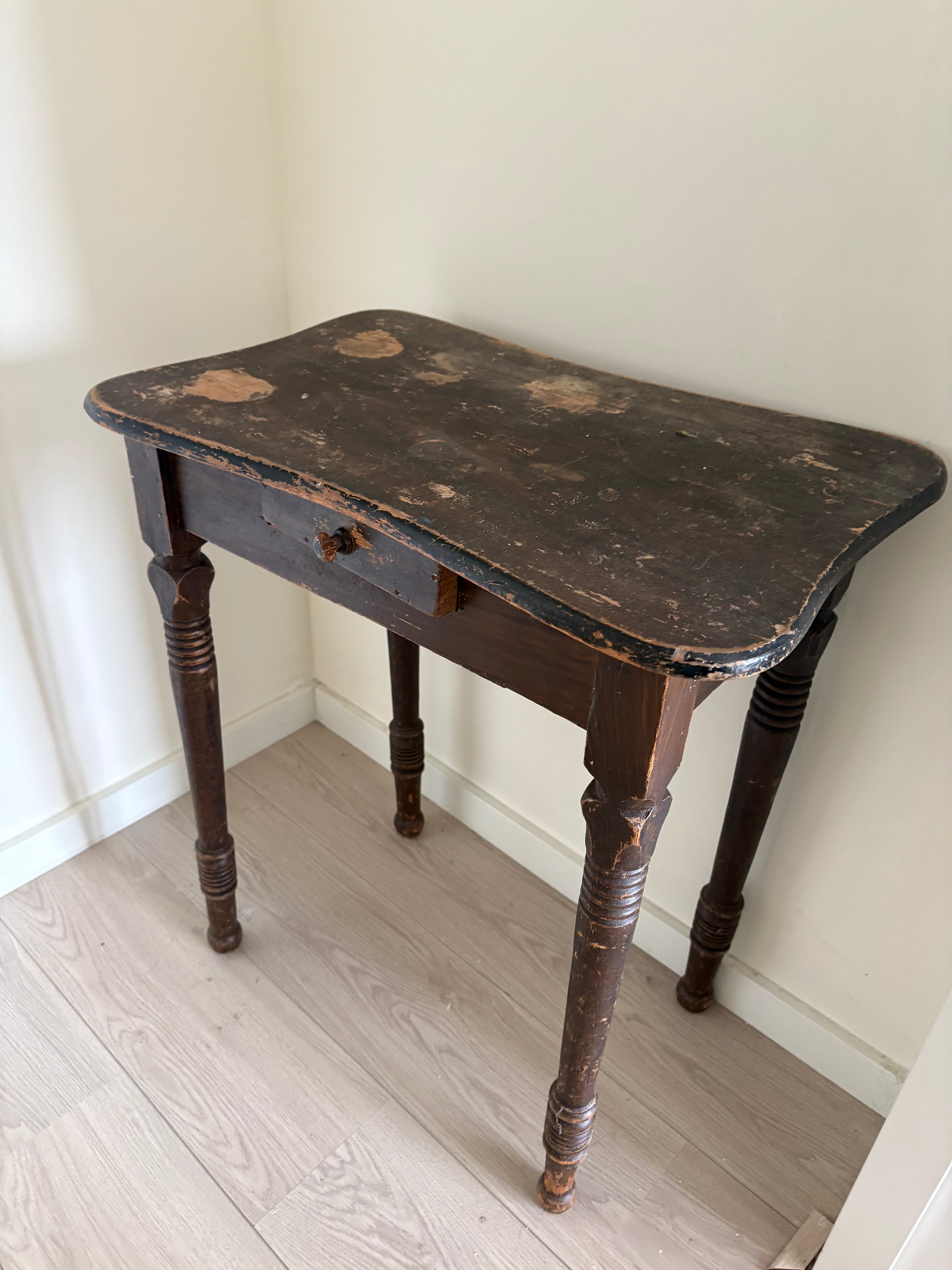 antieke houten sidetable met lade