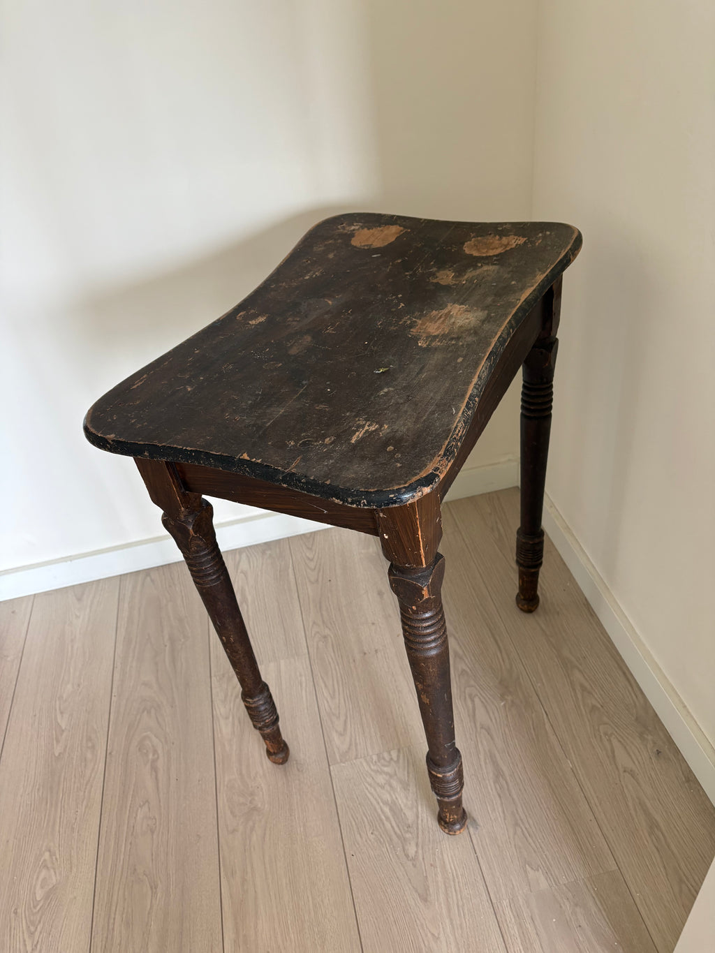 antieke houten sidetable met lade