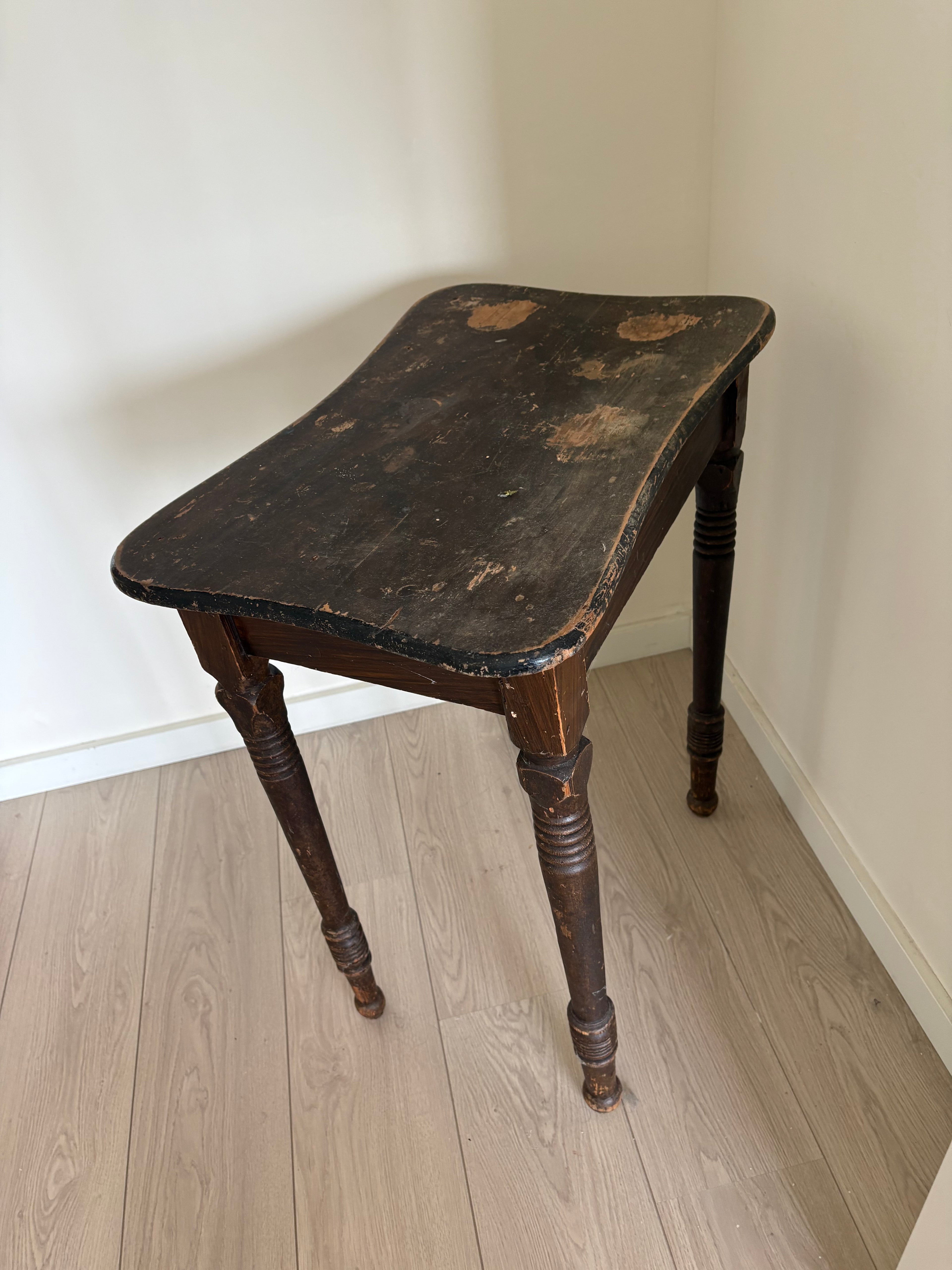 antieke houten sidetable met lade