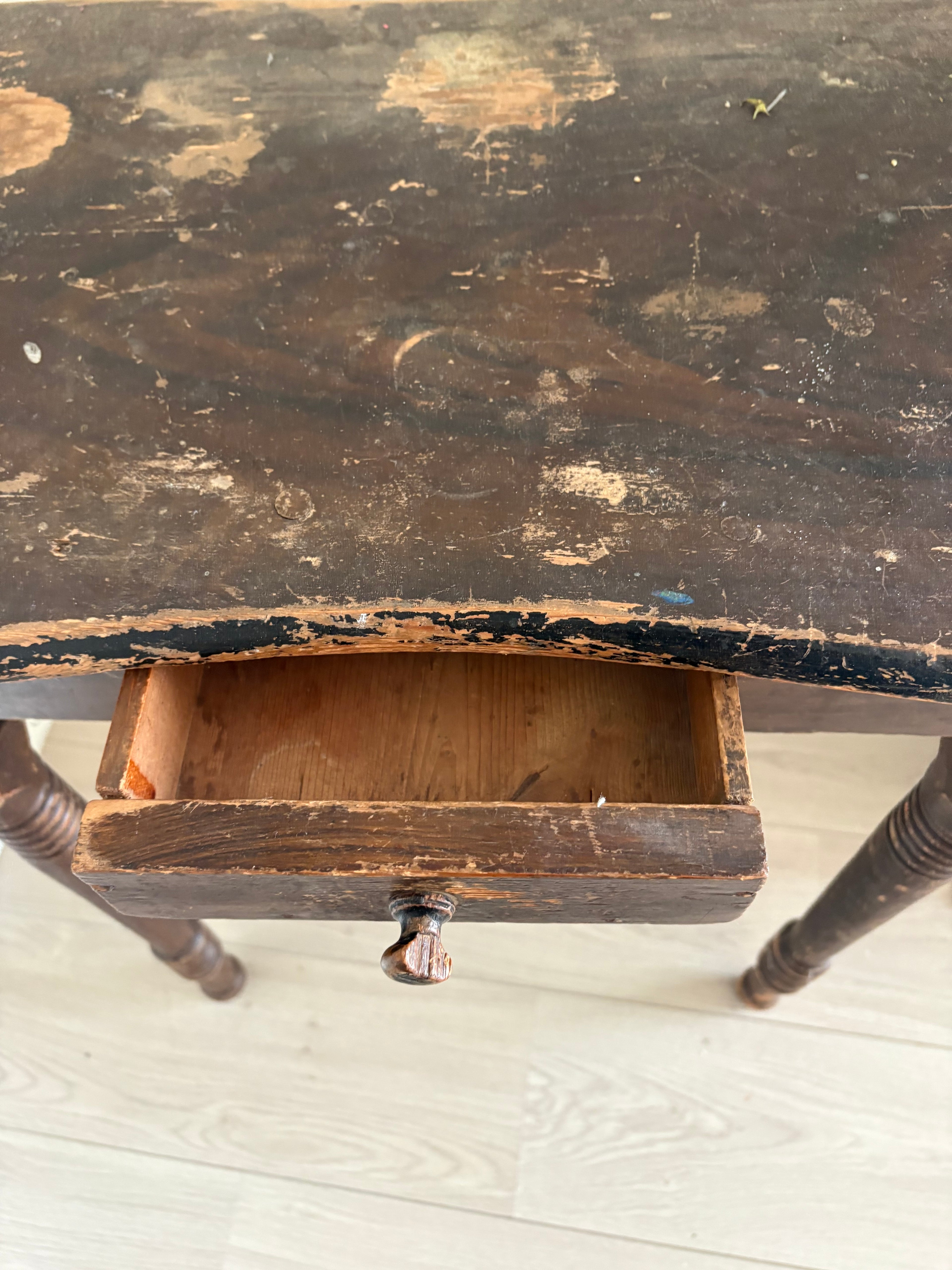 antieke houten sidetable met lade