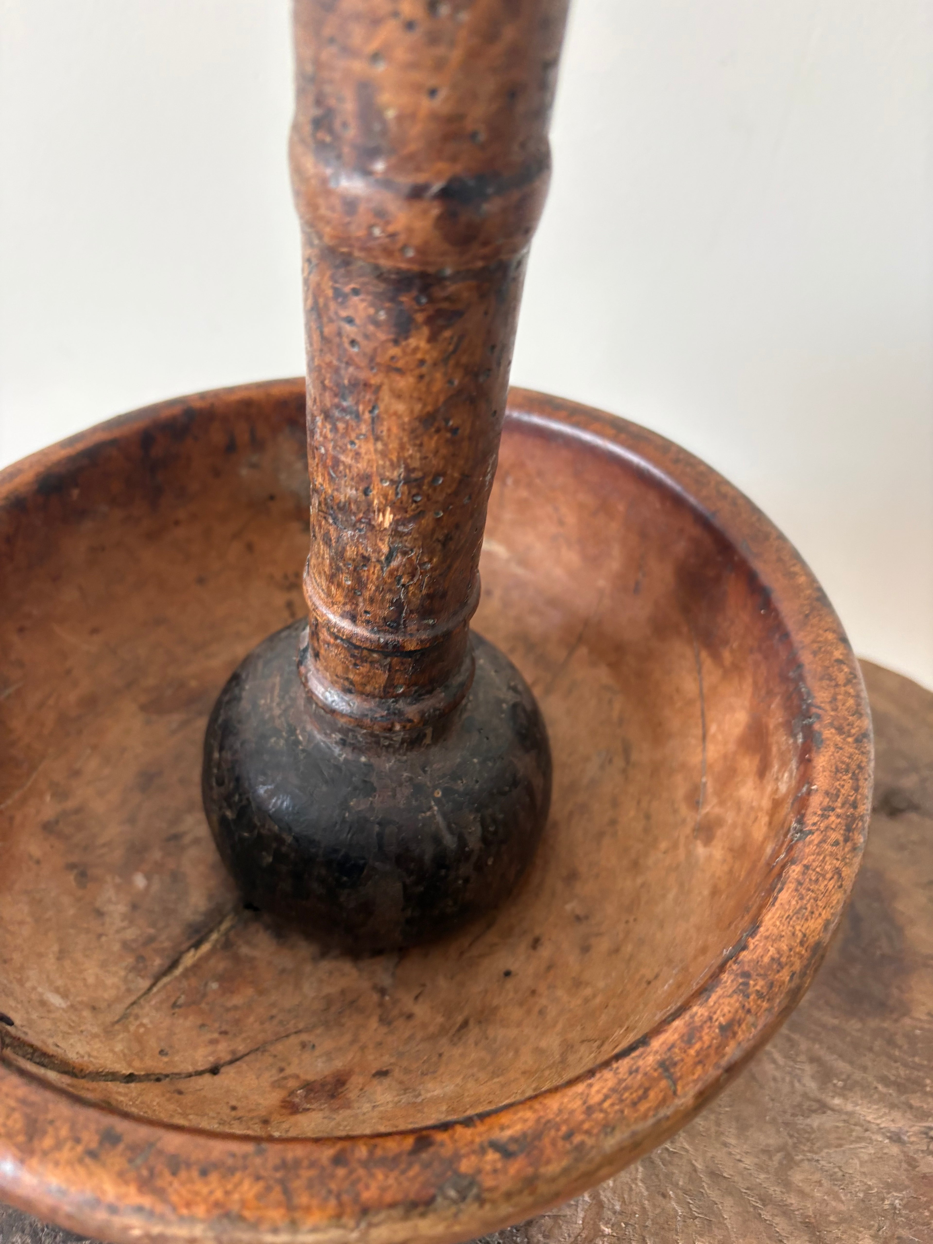 Antieke grote houten vijzel set