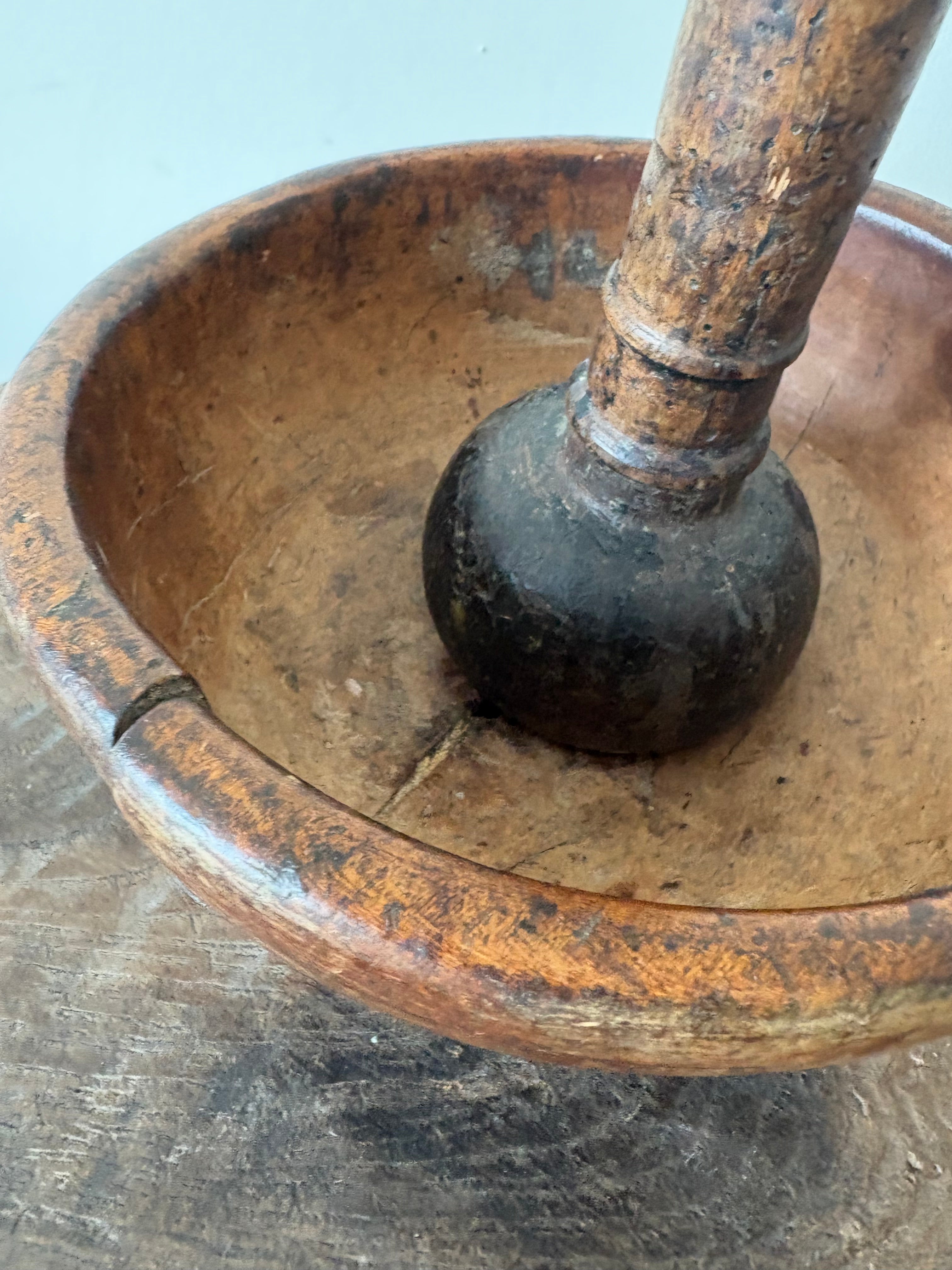 Antieke grote houten vijzel set