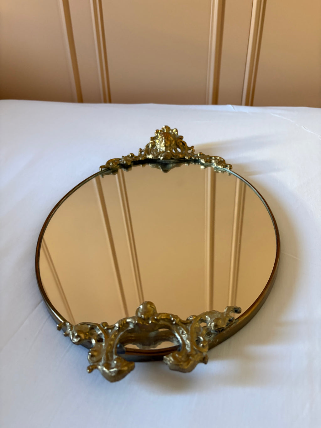 Elegante oude ovale wandspiegel met decorative lijst