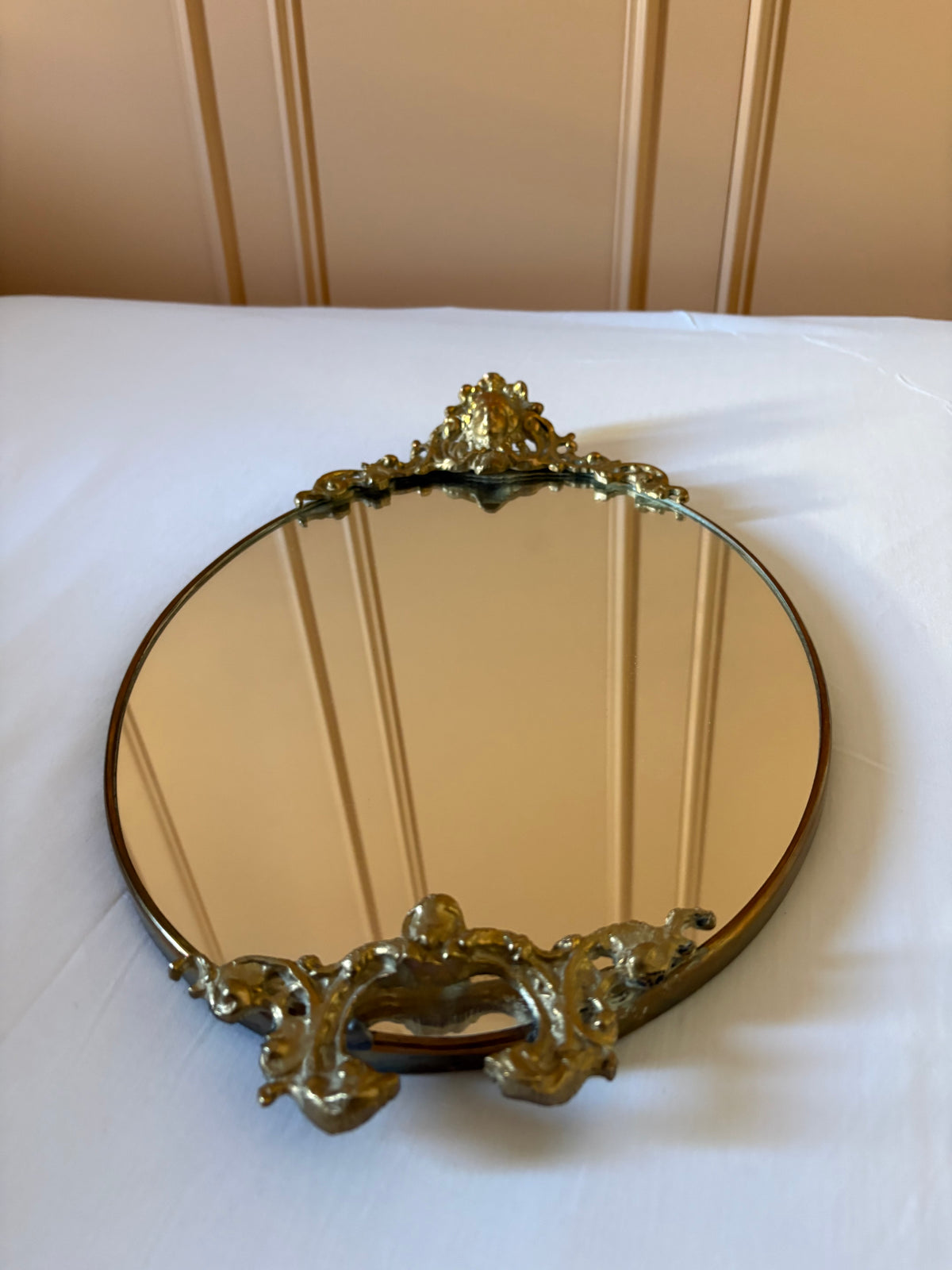 Elegante oude ovale wandspiegel met decorative lijst