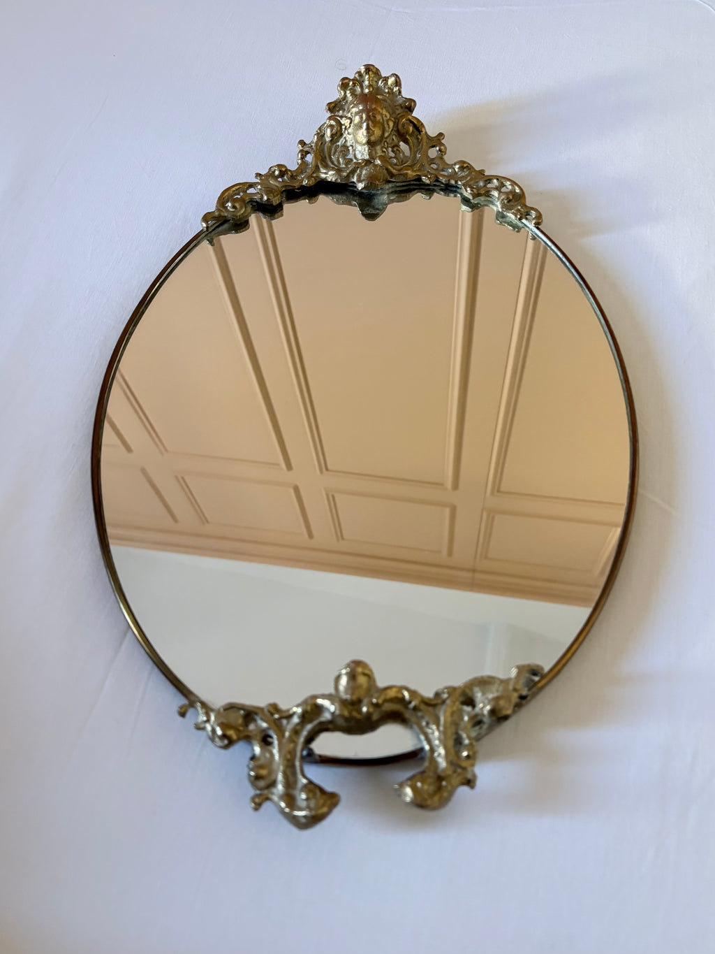 Elegante oude ovale wandspiegel met decorative lijst