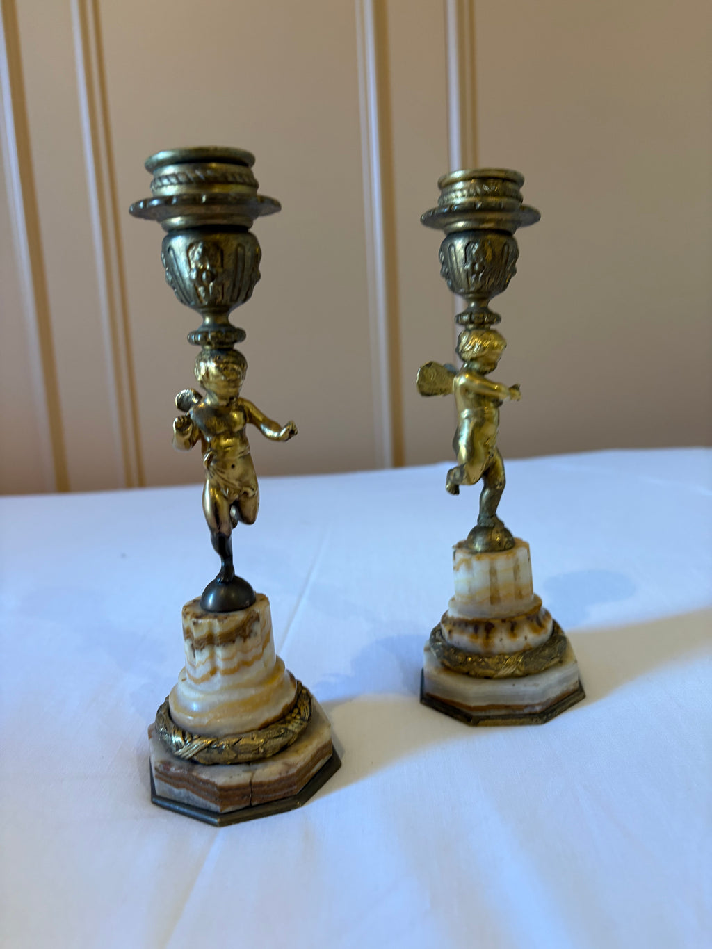 Antieke kandelaars met figuur van cherubijn 19 eeuw