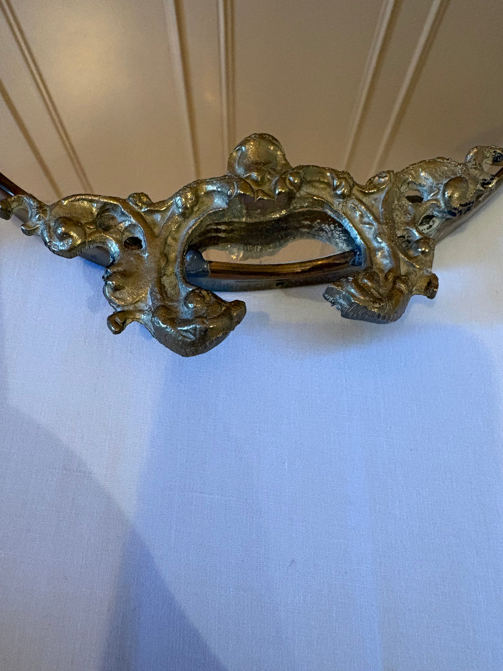 Elegante oude ovale wandspiegel met decorative lijst