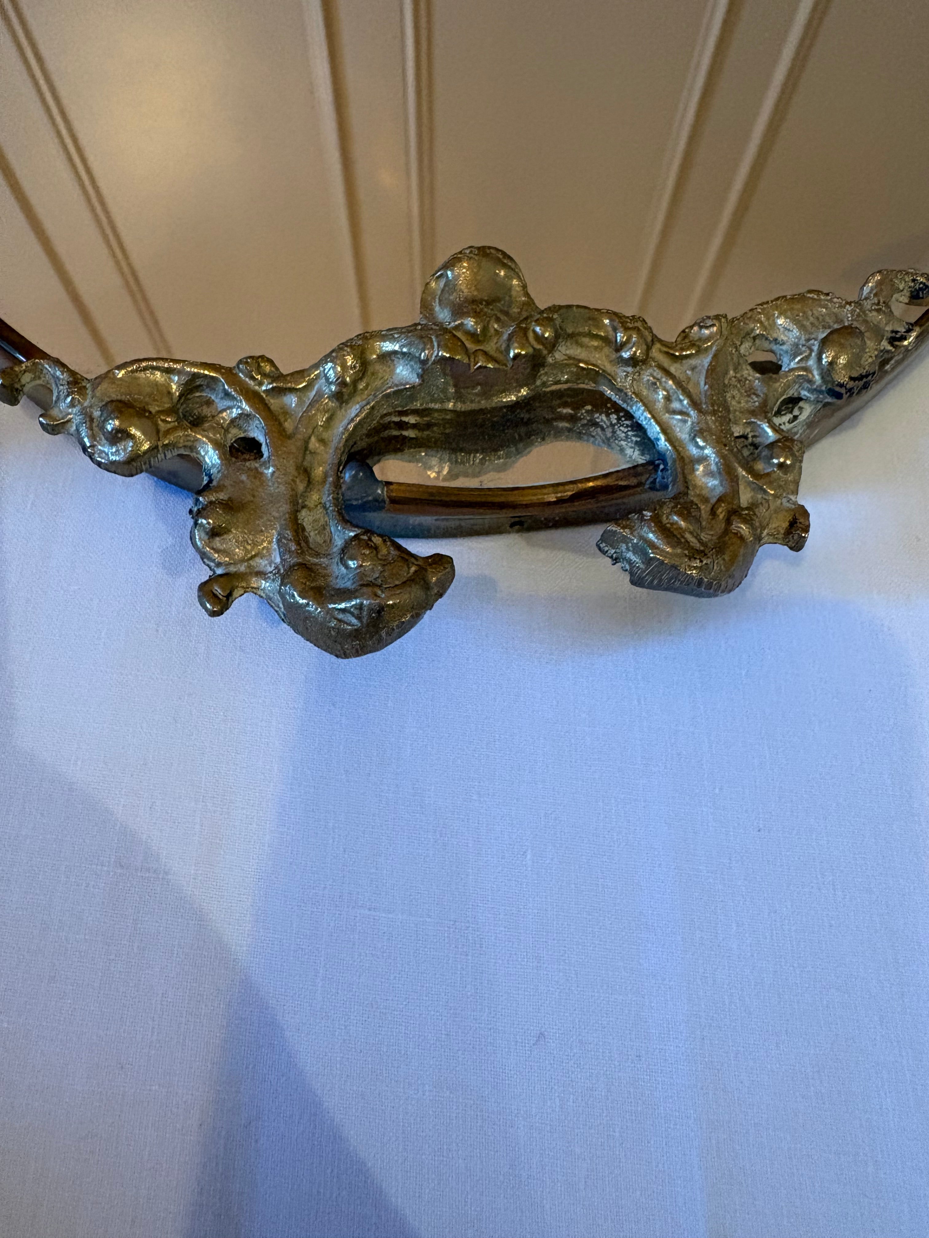 Elegante oude ovale wandspiegel met decorative lijst