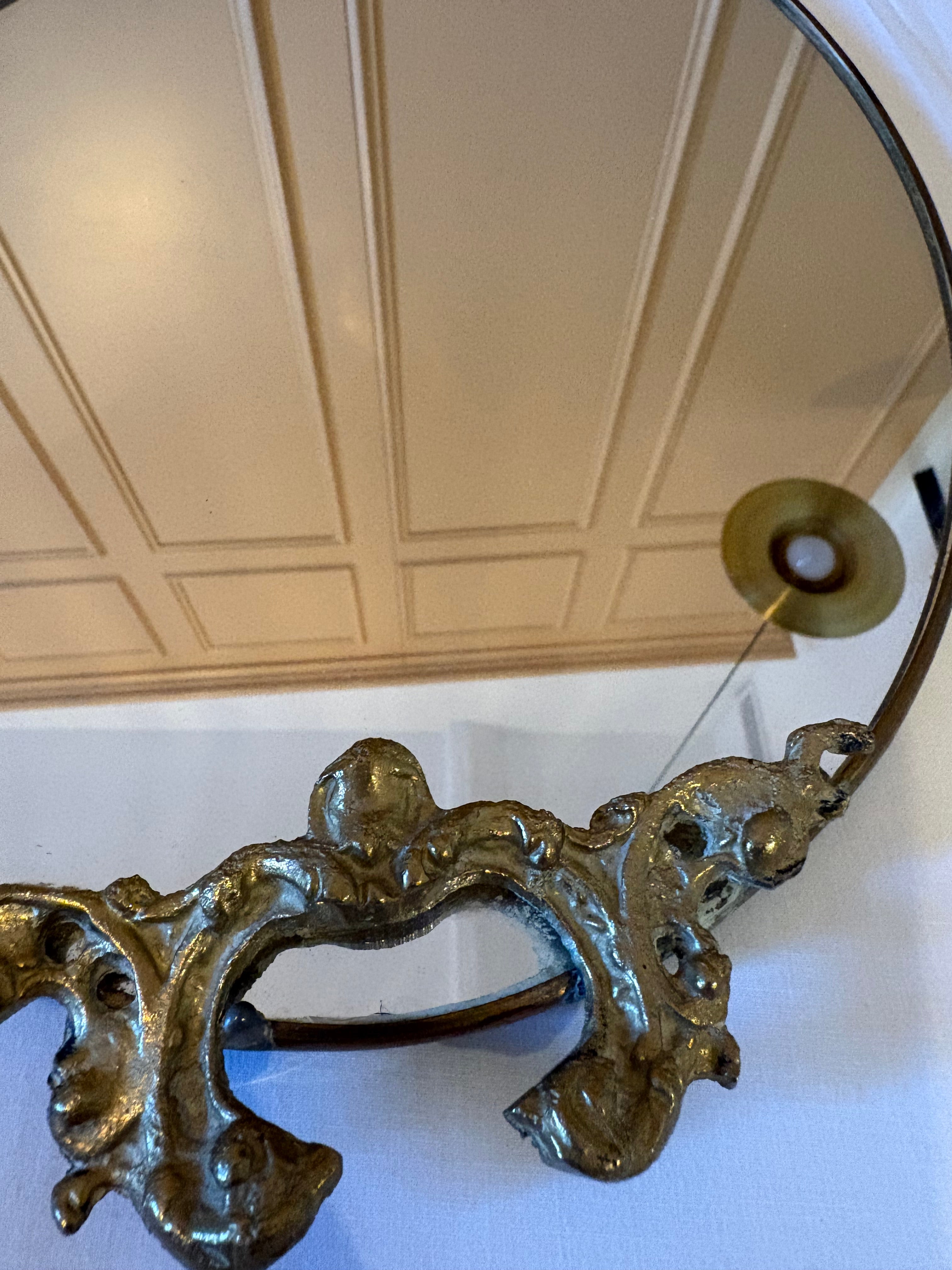 Elegante oude ovale wandspiegel met decorative lijst