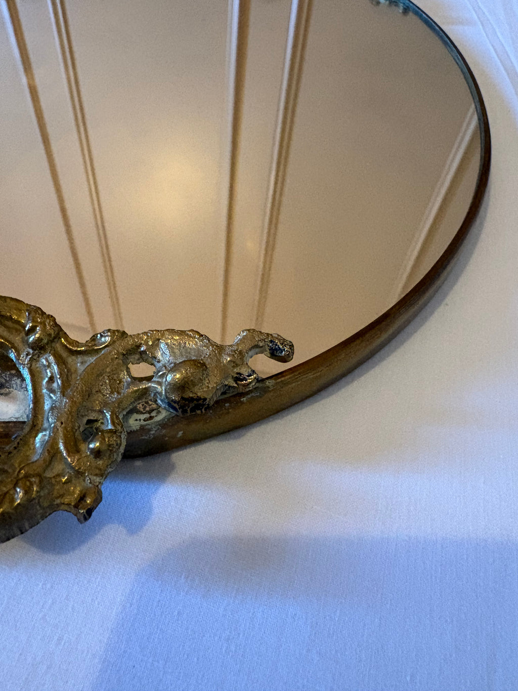 Elegante oude ovale wandspiegel met decorative lijst