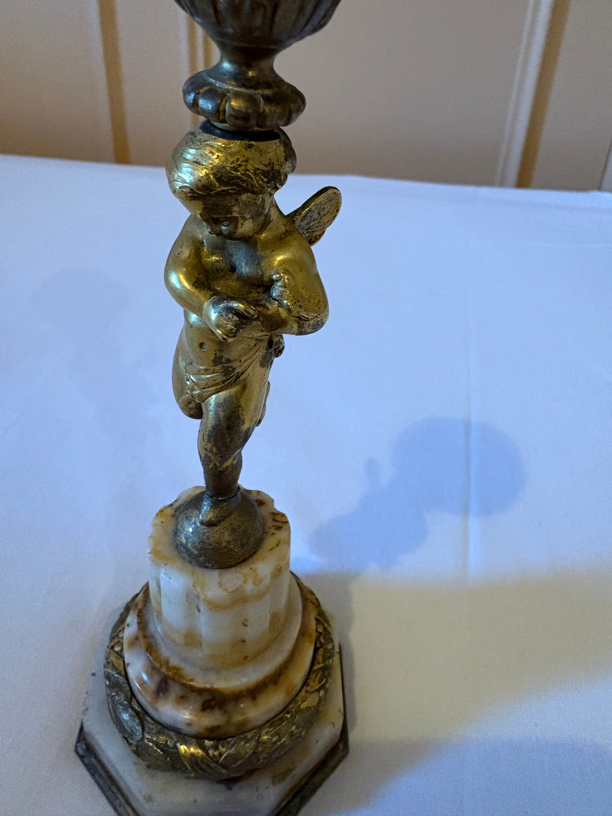 Antieke kandelaars met figuur van cherubijn 19 eeuw