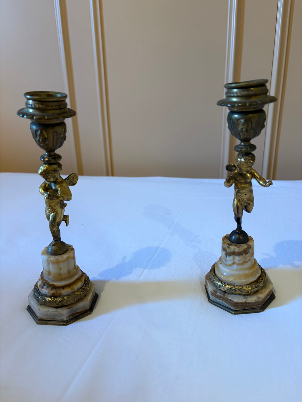 Antieke kandelaars met figuur van cherubijn 19 eeuw