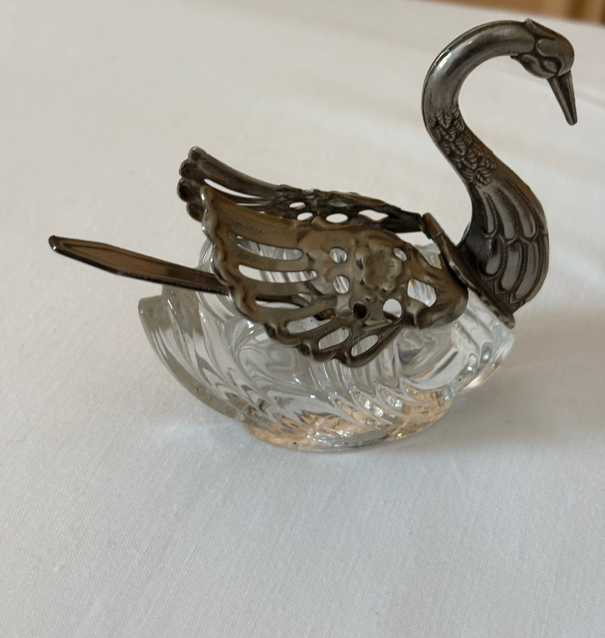 Prachtige zwanen zoutvaatjes met metalen vleugels