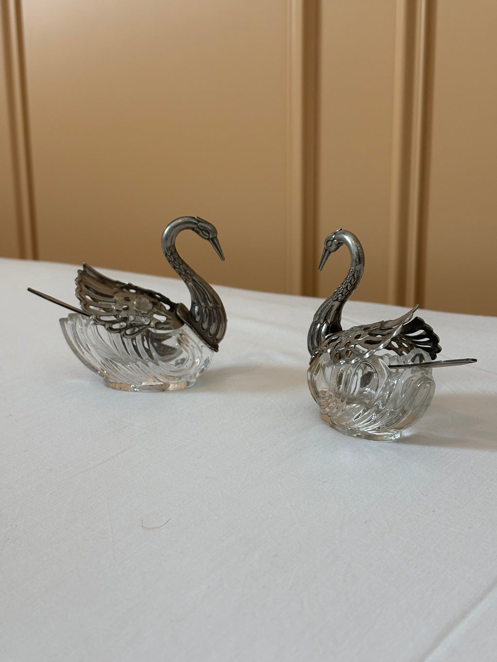 Prachtige zwanen zoutvaatjes met metalen vleugels