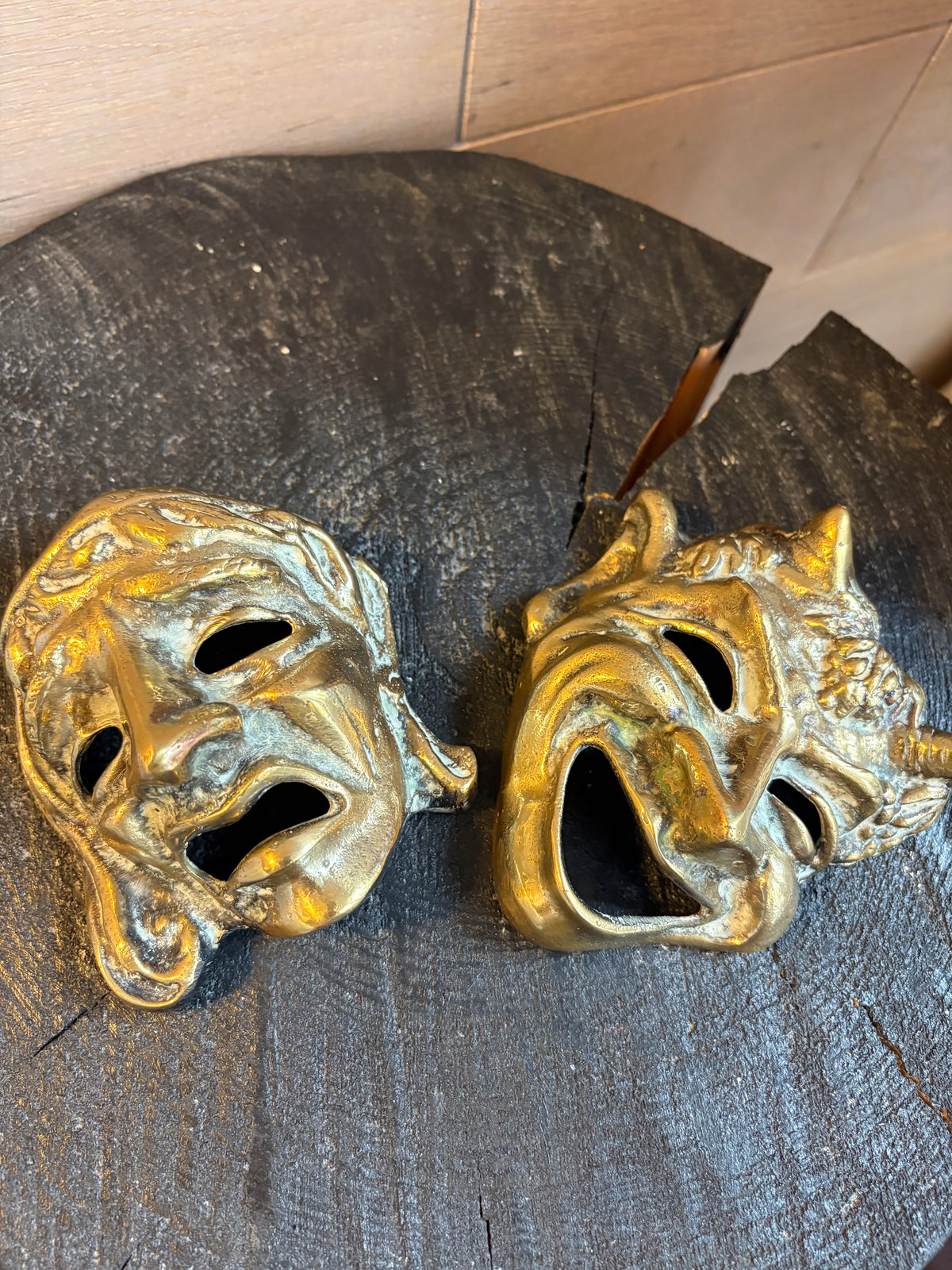 Bronzen theater maskers