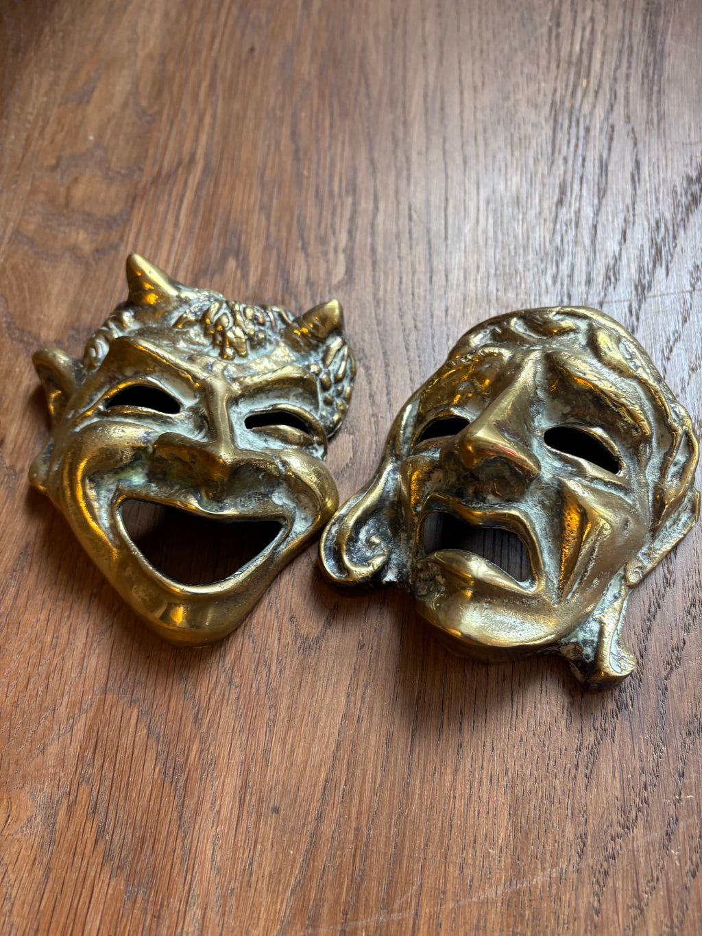 Bronzen theater maskers