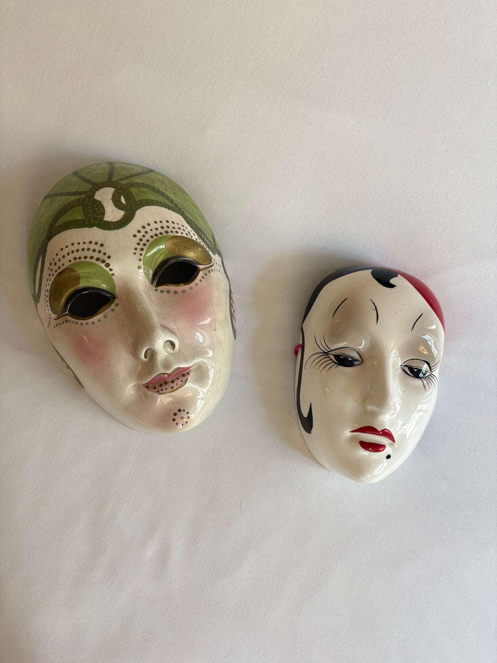Theater maskers art deco stijl