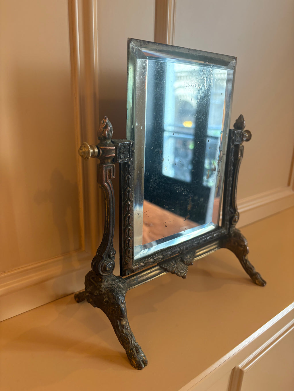 Elegante antieke psyche spiegel in bronzen frame uit 1920