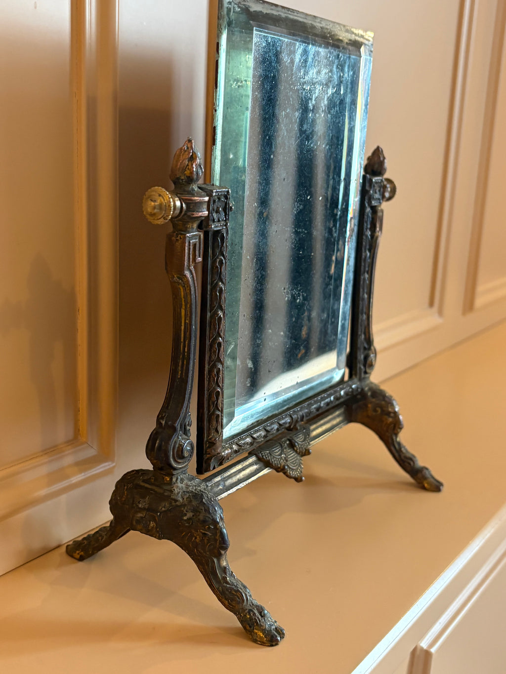 Elegante antieke psyche spiegel in bronzen frame uit 1920