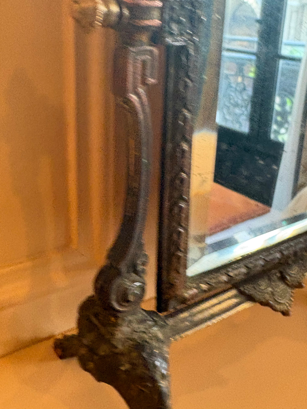 Elegante antieke psyche spiegel in bronzen frame uit 1920