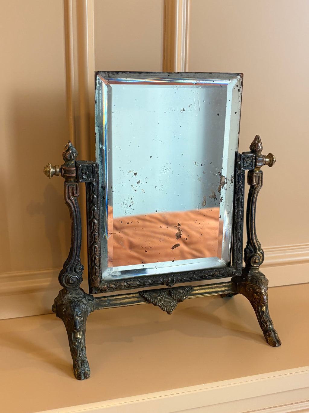Elegante antieke psyche spiegel in bronzen frame uit 1920
