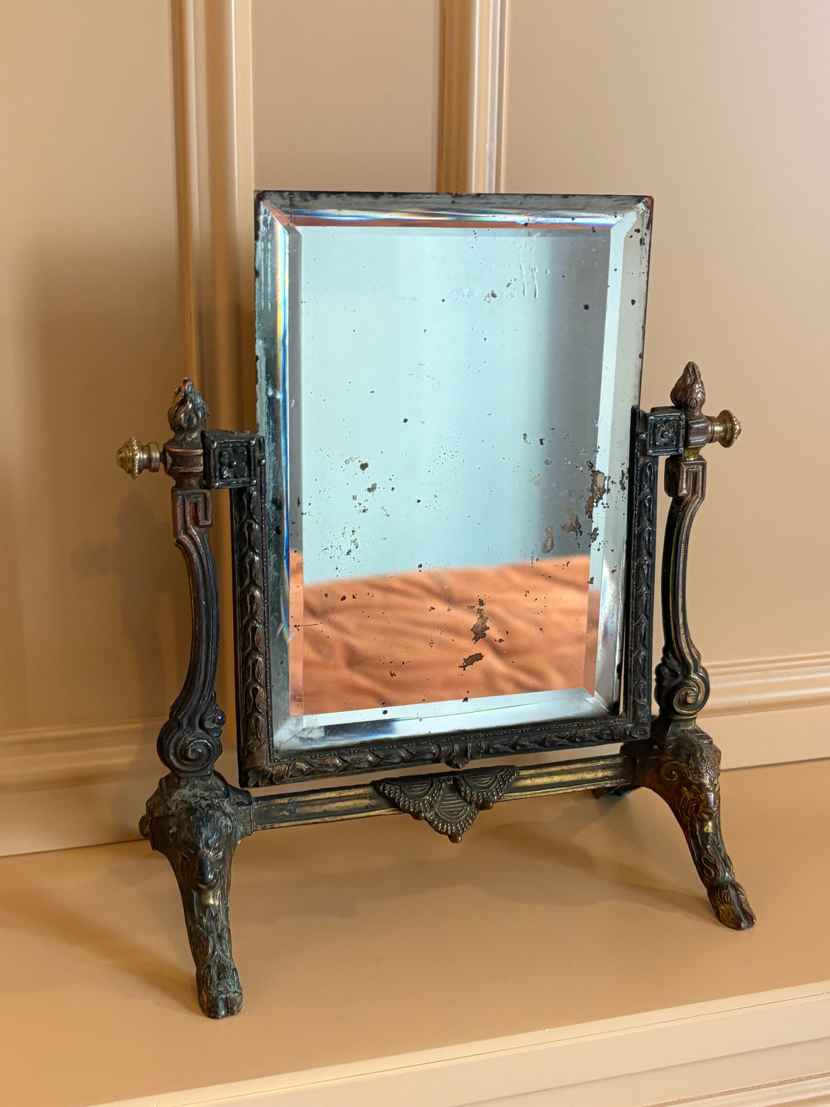 Elegante antieke psyche spiegel in bronzen frame uit 1920