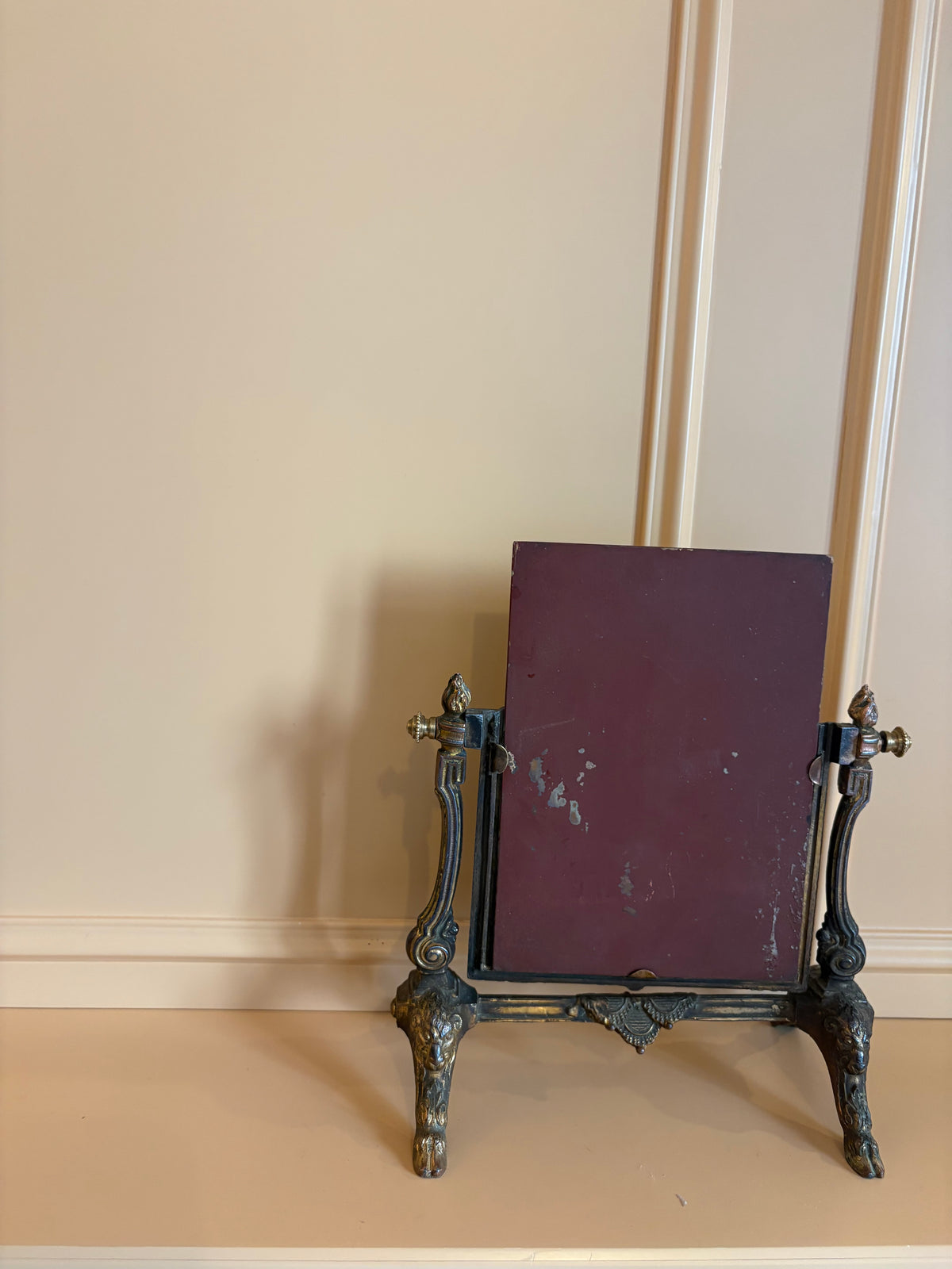 Elegante antieke psyche spiegel in bronzen frame uit 1920