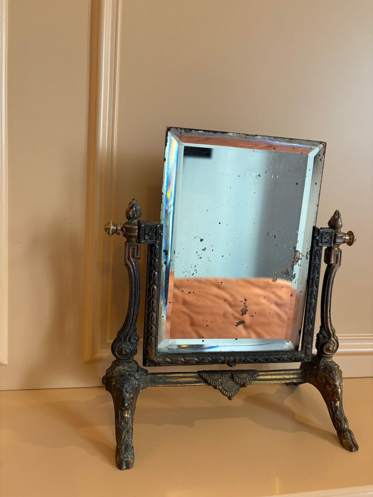 Elegante antieke psyche spiegel in bronzen frame uit 1920