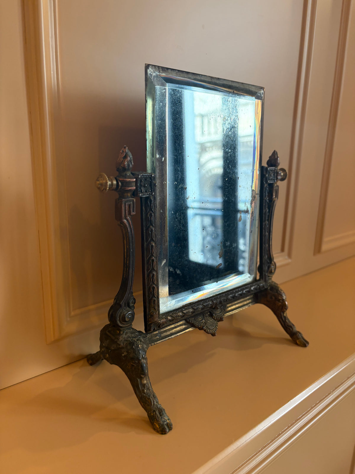 Elegante antieke psyche spiegel in bronzen frame uit 1920