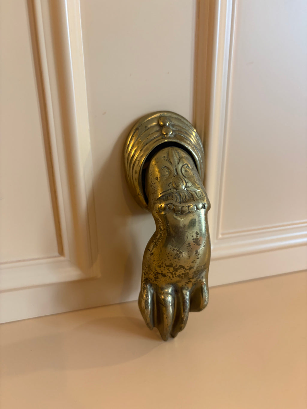 Antieke messing  deurklopper in de vorm van een hand