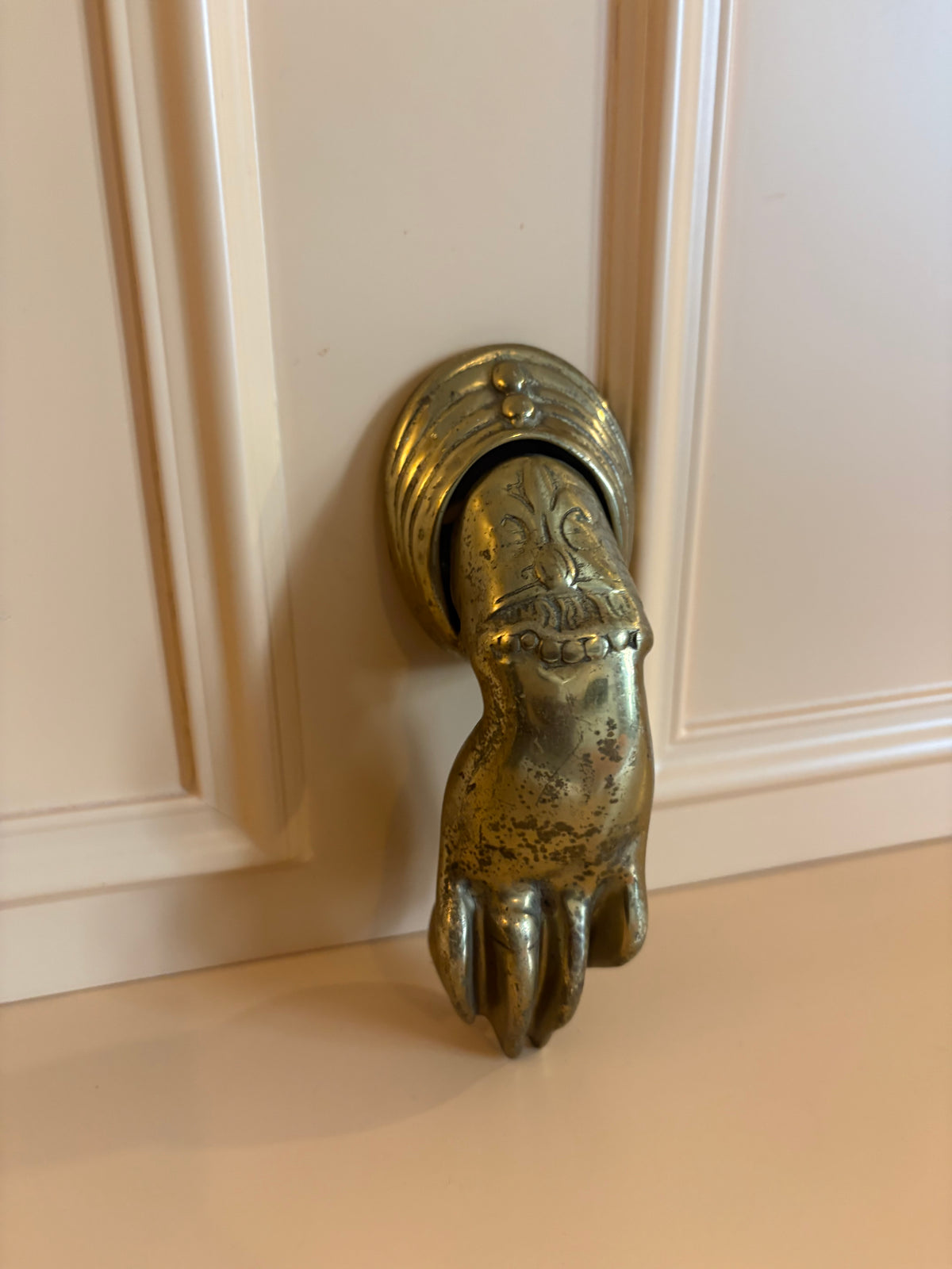 Antieke messing  deurklopper in de vorm van een hand