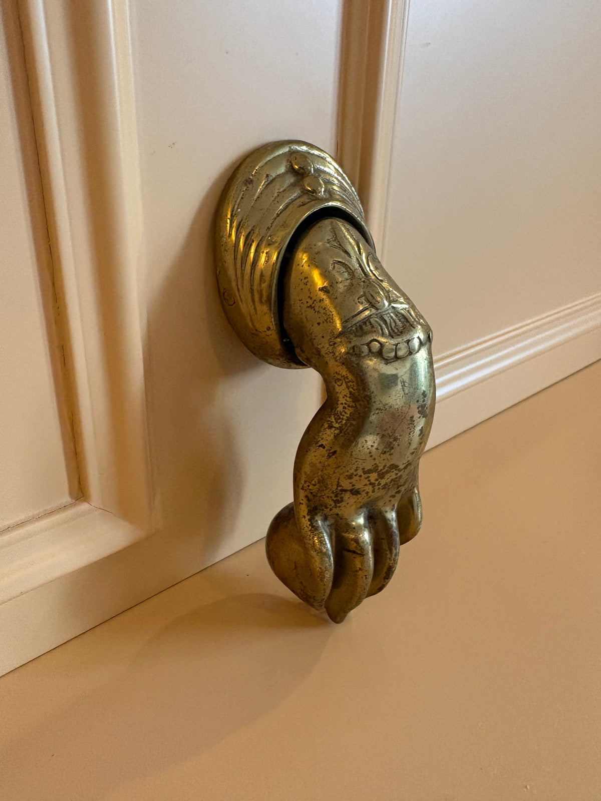 Antieke messing  deurklopper in de vorm van een hand