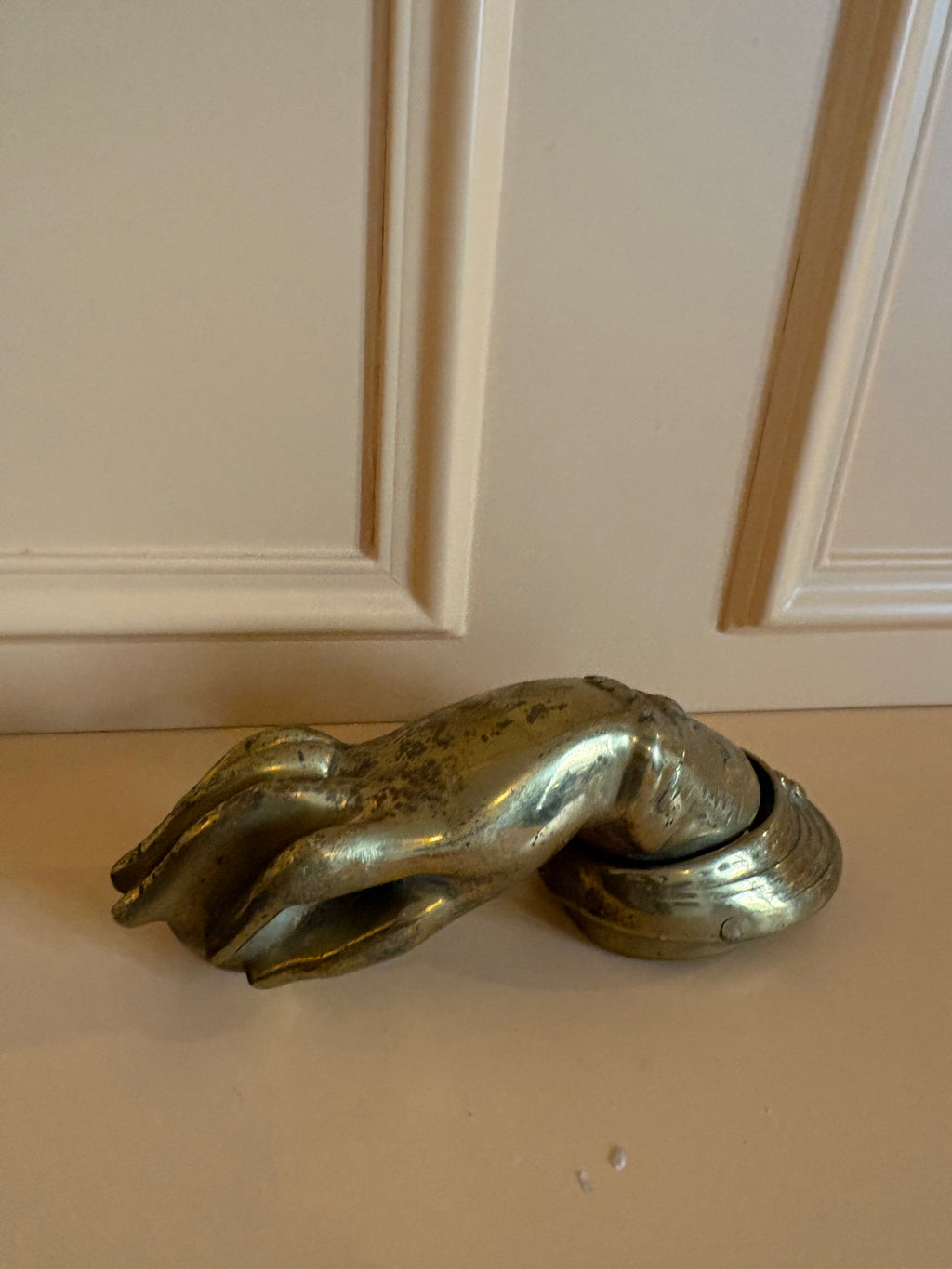 Antieke messing  deurklopper in de vorm van een hand