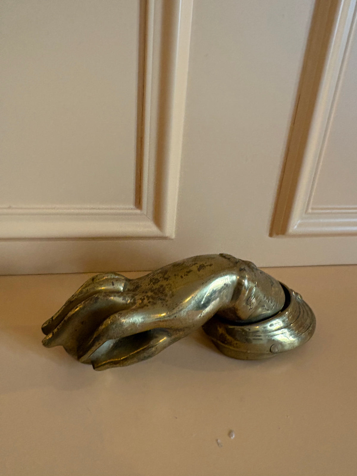 Antieke messing  deurklopper in de vorm van een hand