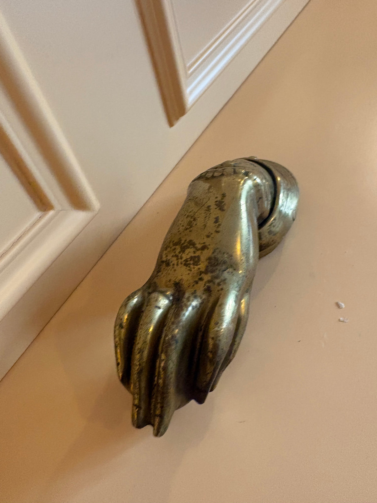 Antieke messing  deurklopper in de vorm van een hand