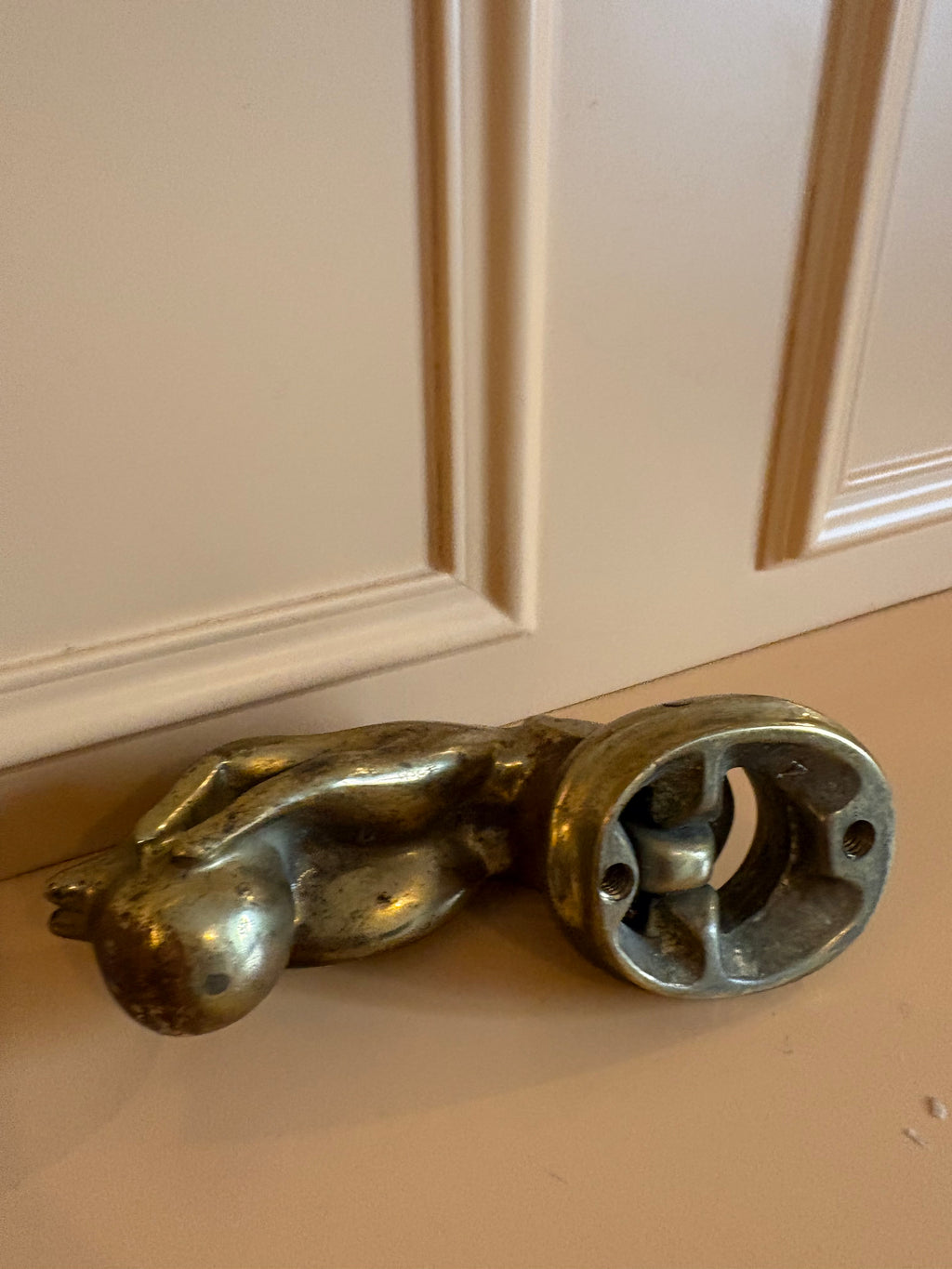 Antieke messing  deurklopper in de vorm van een hand