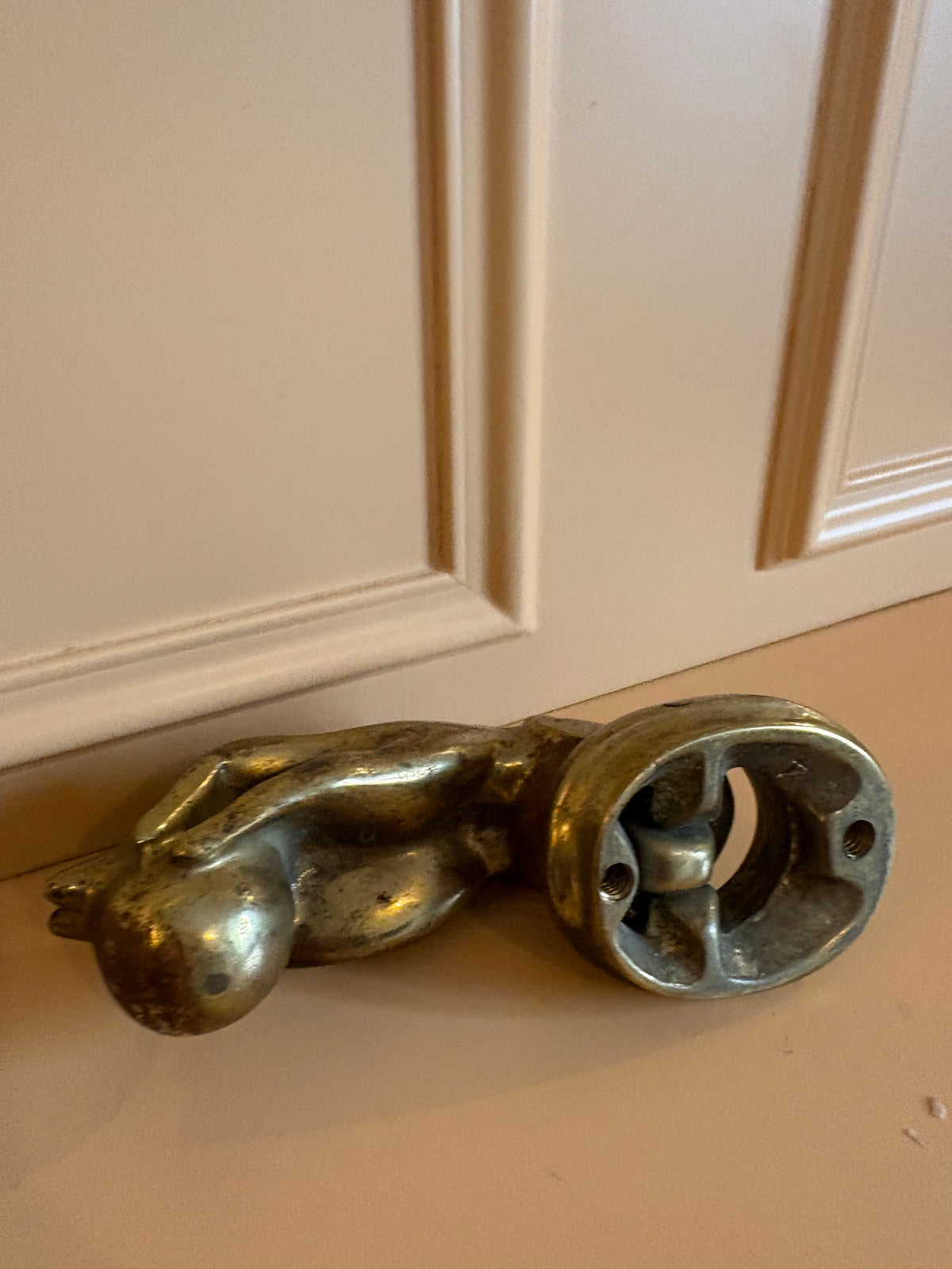 Antieke messing  deurklopper in de vorm van een hand