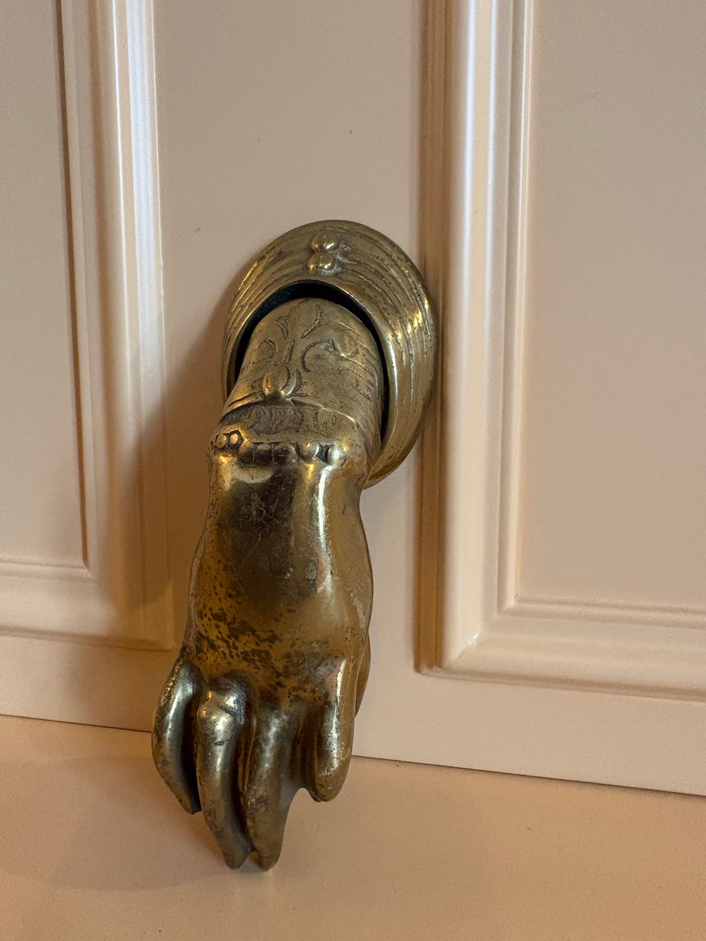 Antieke messing  deurklopper in de vorm van een hand