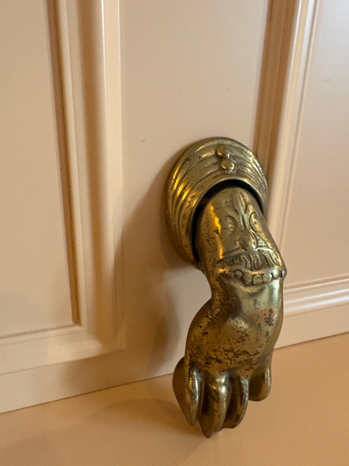 Antieke messing  deurklopper in de vorm van een hand