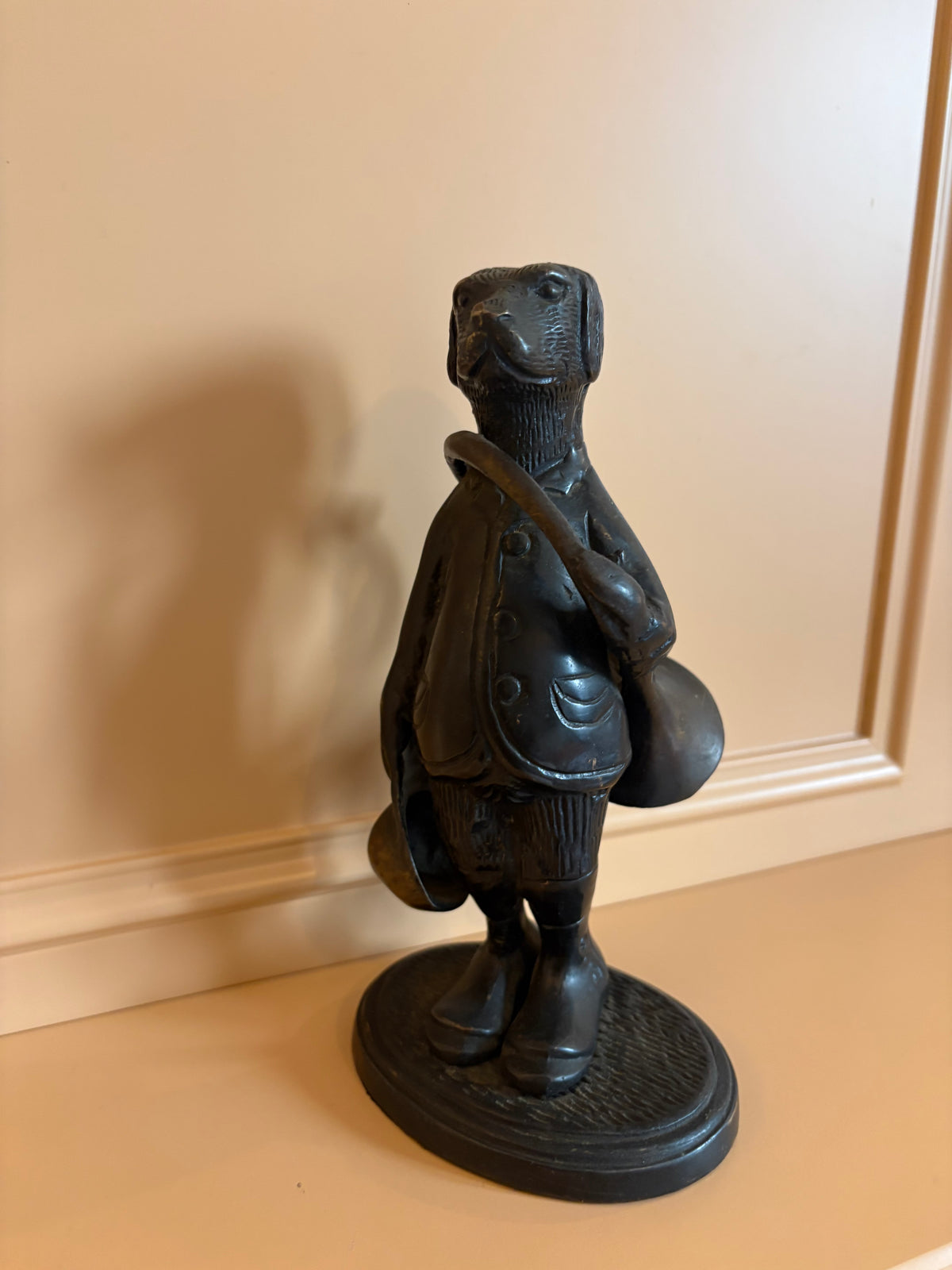 Antieke antropomorf bronzen jachthond met jachthoorn en tas